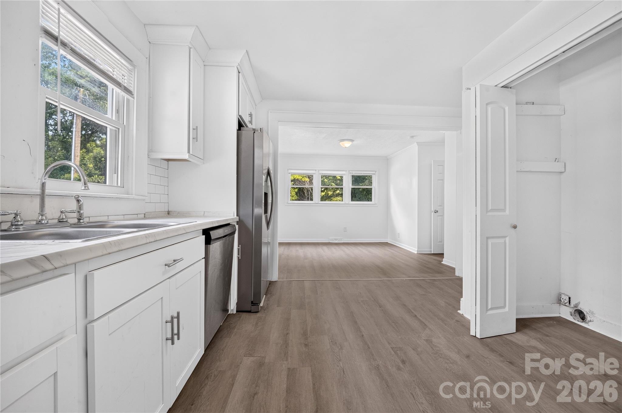 216 W Shannonhouse Street — photo