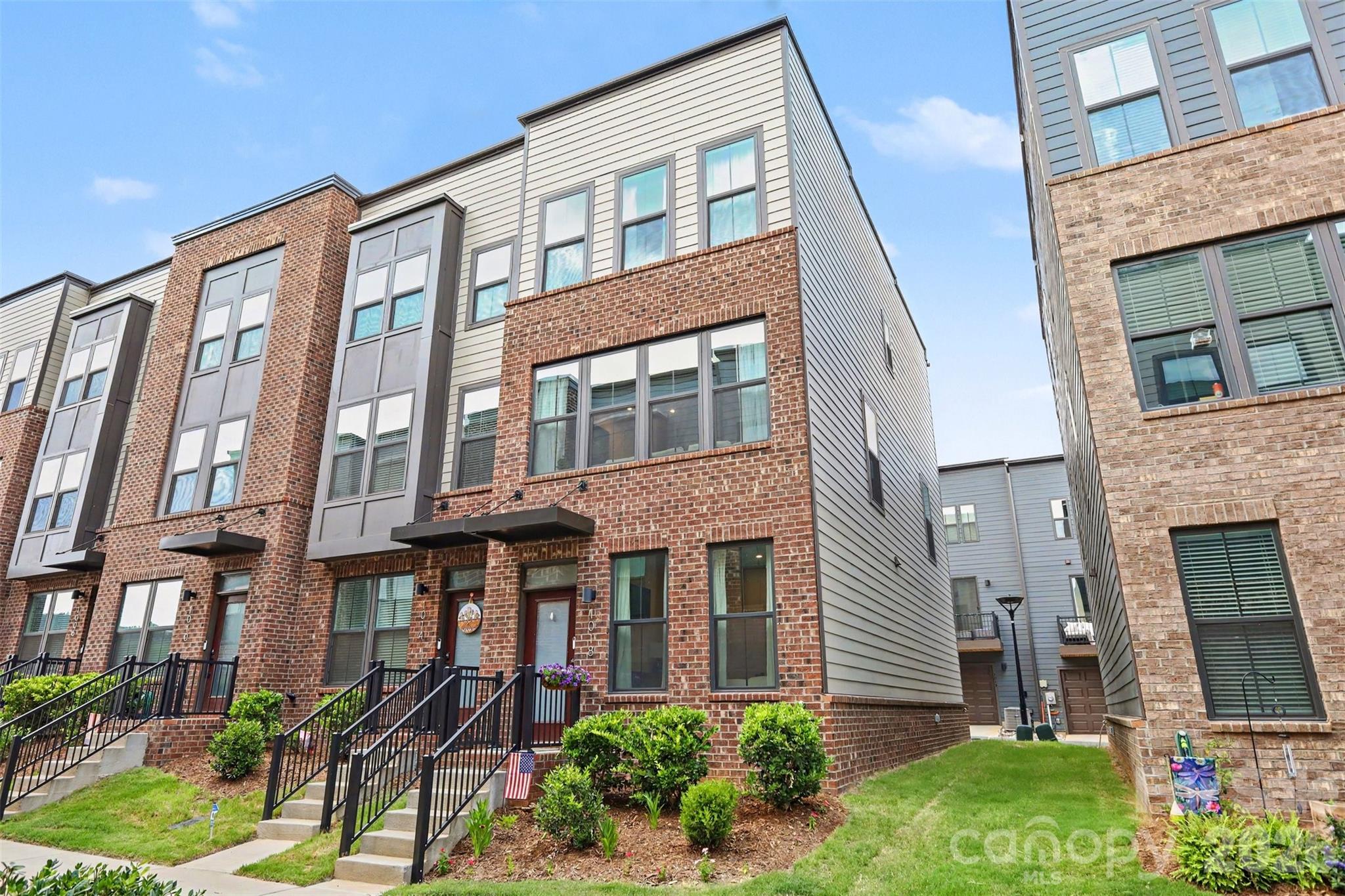 1018 Simcoe Lane — photo