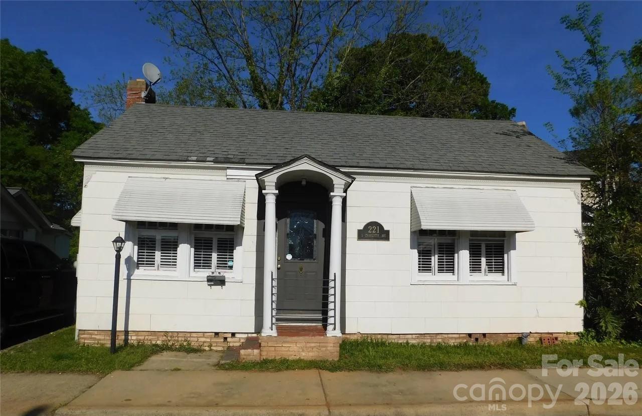 221 S Charlotte Avenue — photo