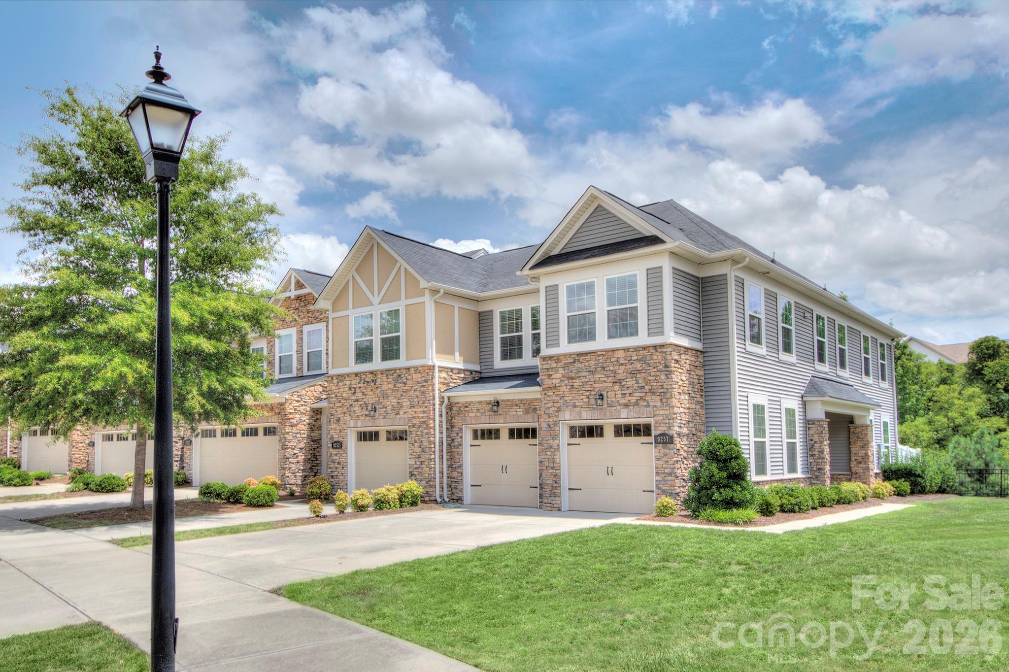 9257 Glenburn Lane — photo