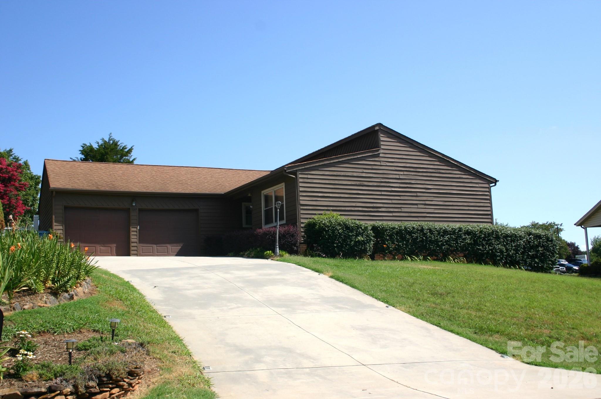 1647 Woodridge Circle — photo