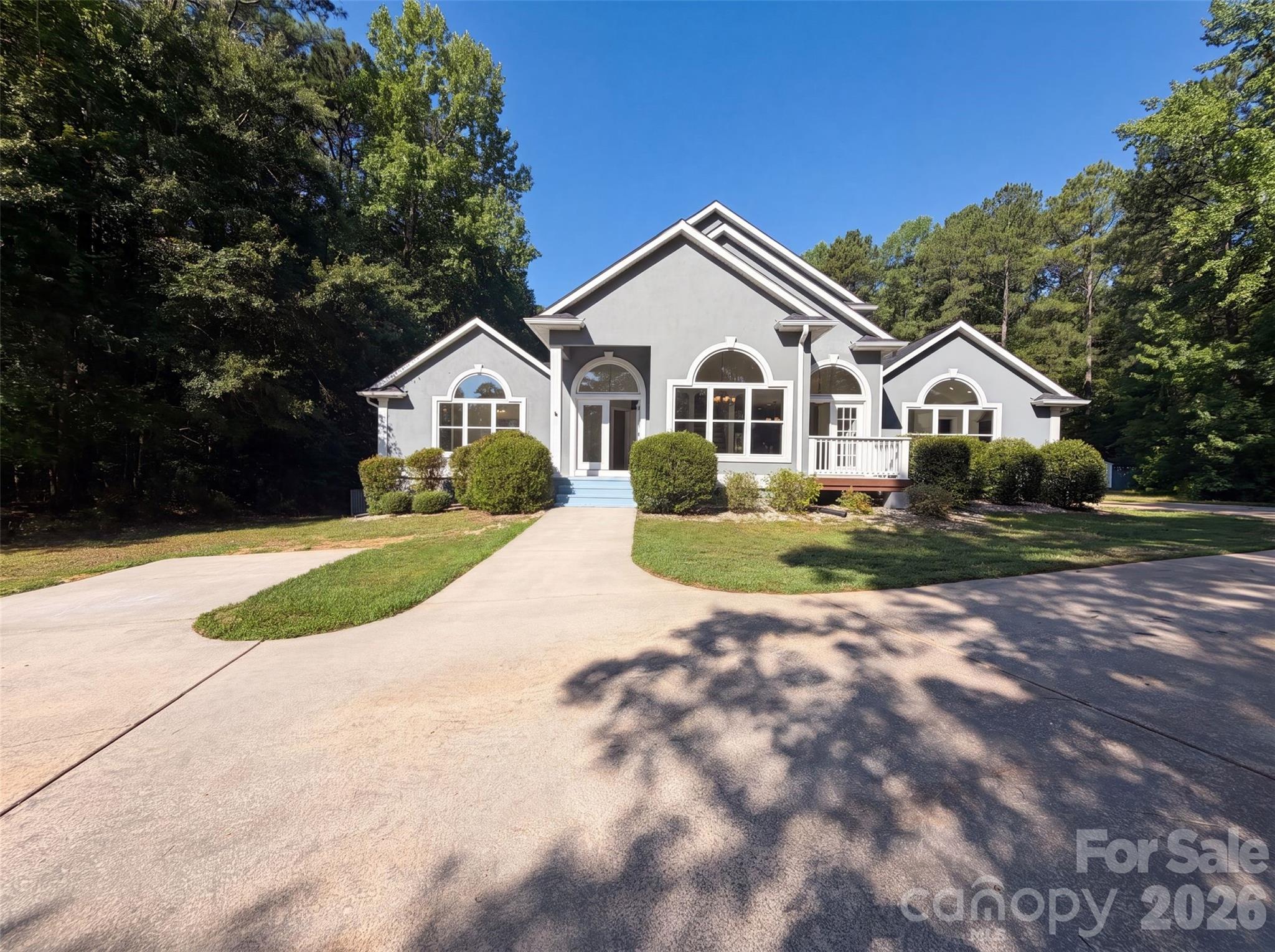 502 Live Oaks Court — photo