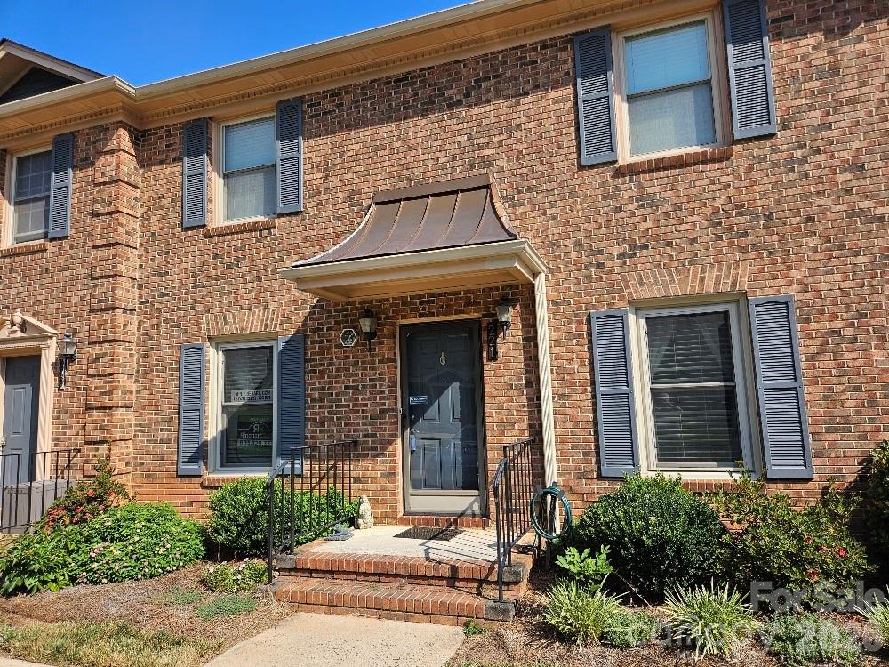 221 Pointe Circle — photo