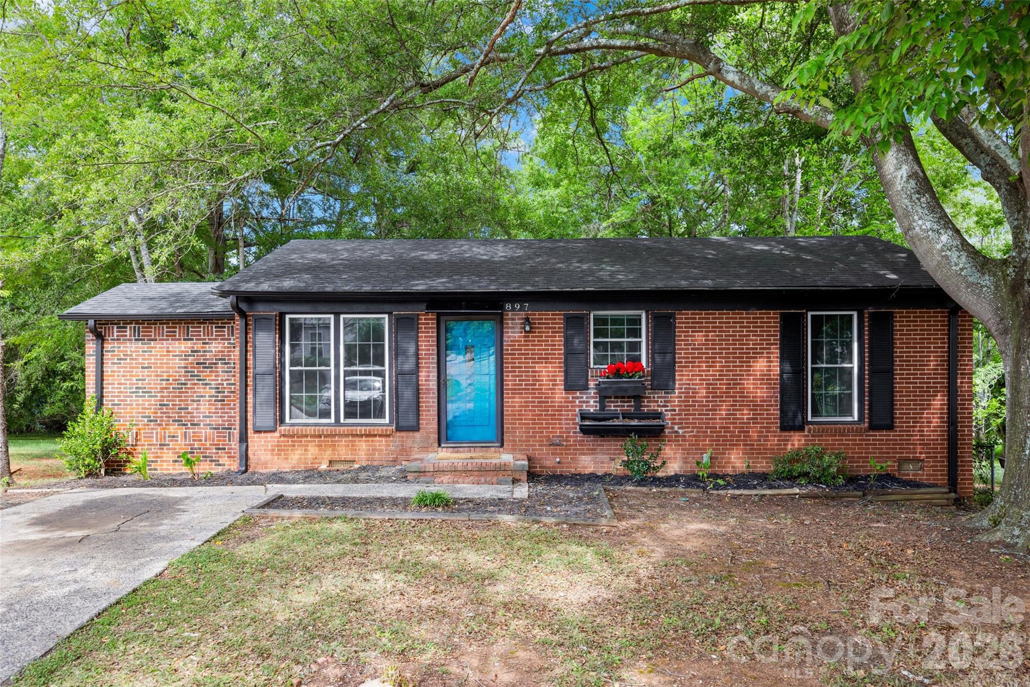 897 Eastwood Drive — photo