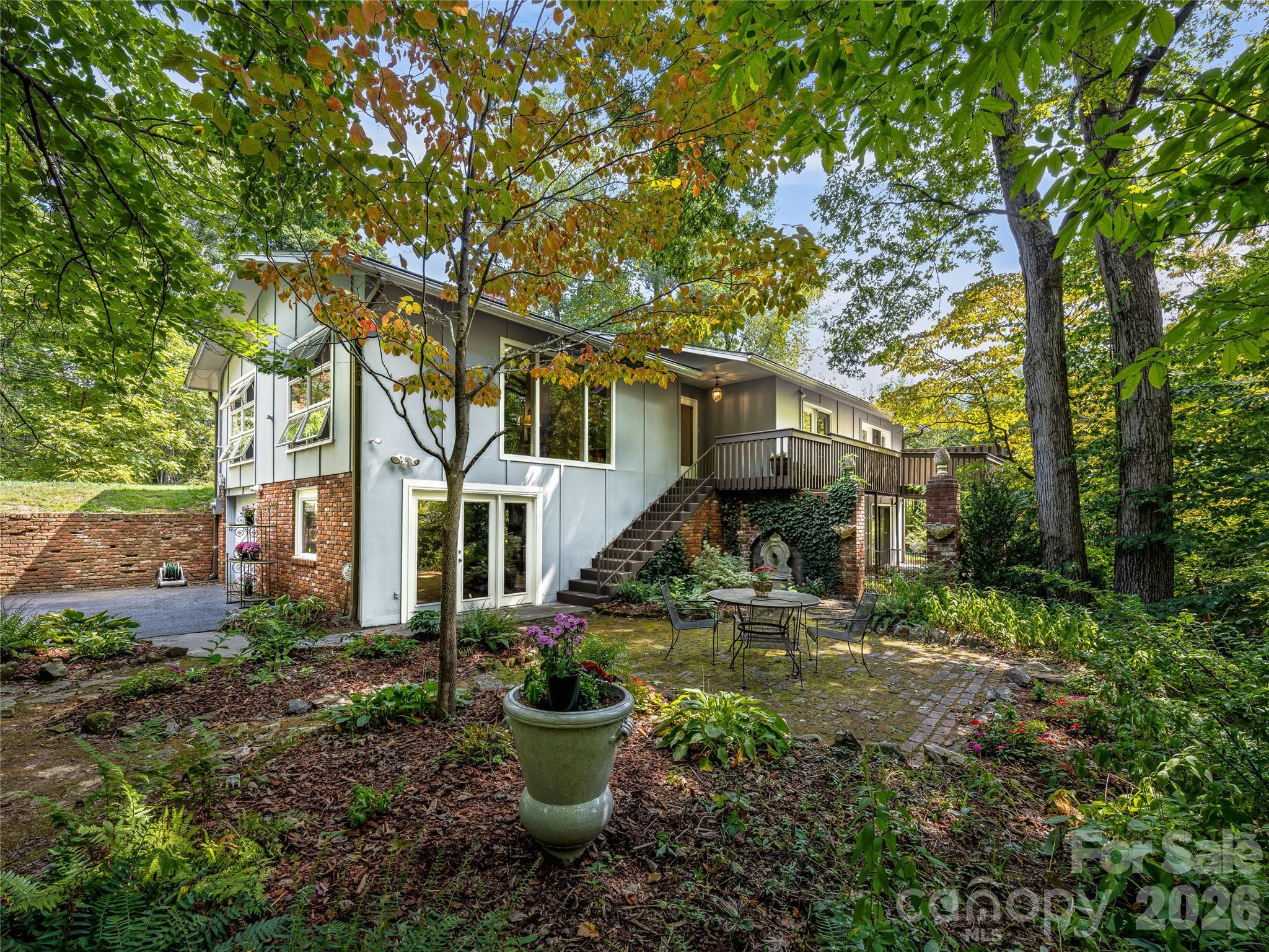 5 Hillcrest Road E — photo