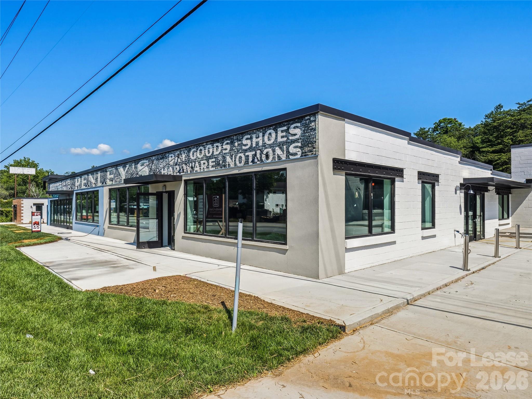 1449 Smokey Park Highway — photo