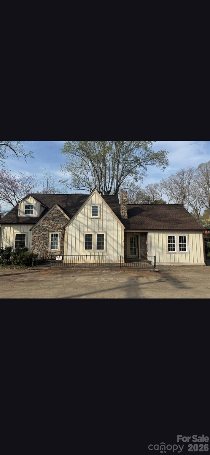 282 W Mountain Street — photo