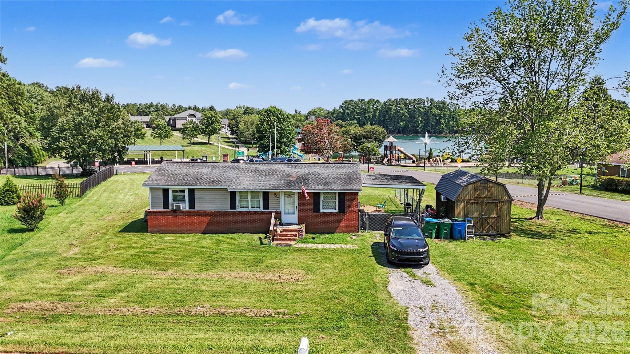 907 Lakeview Drive — photo