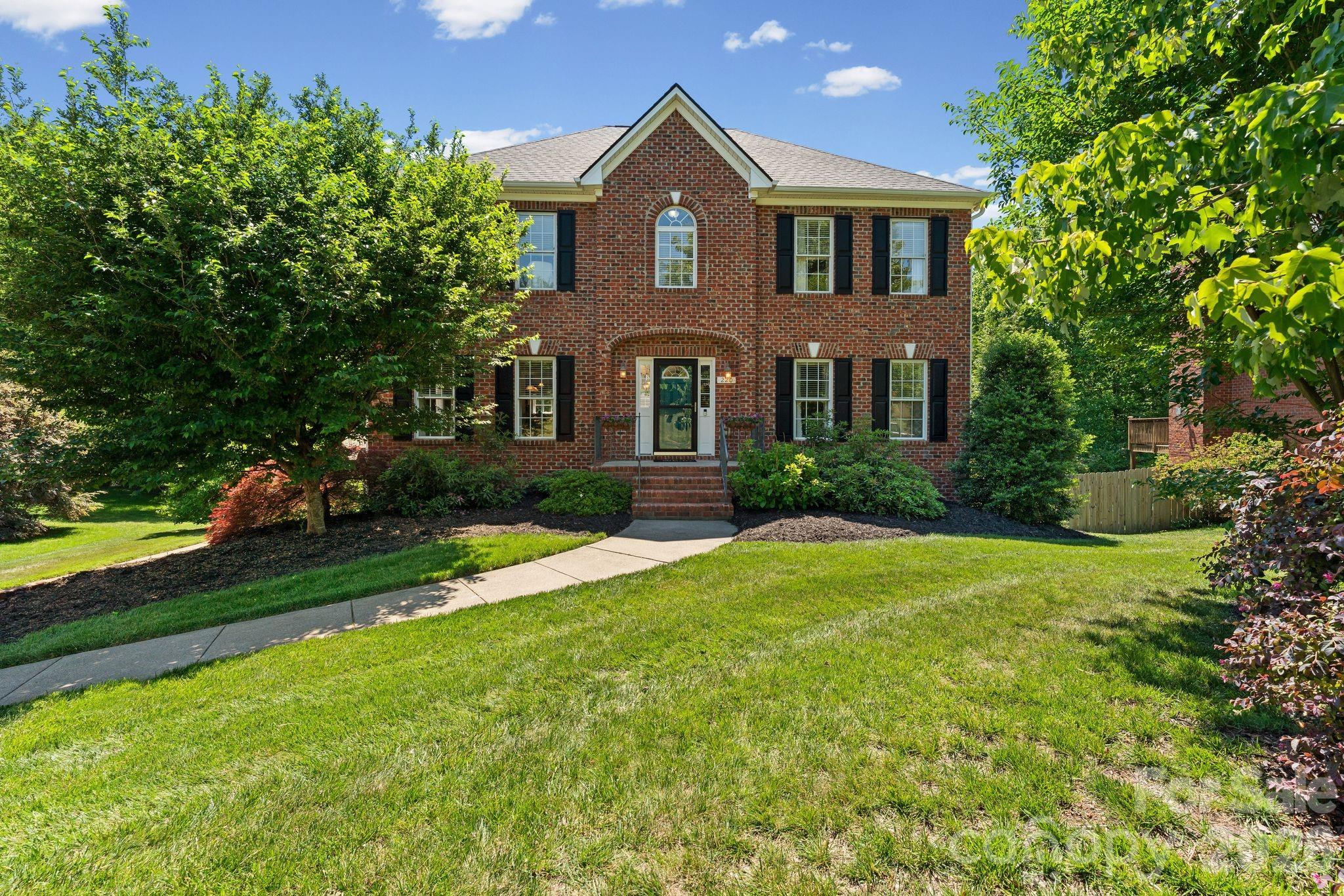 220 Lake Dale Court — photo