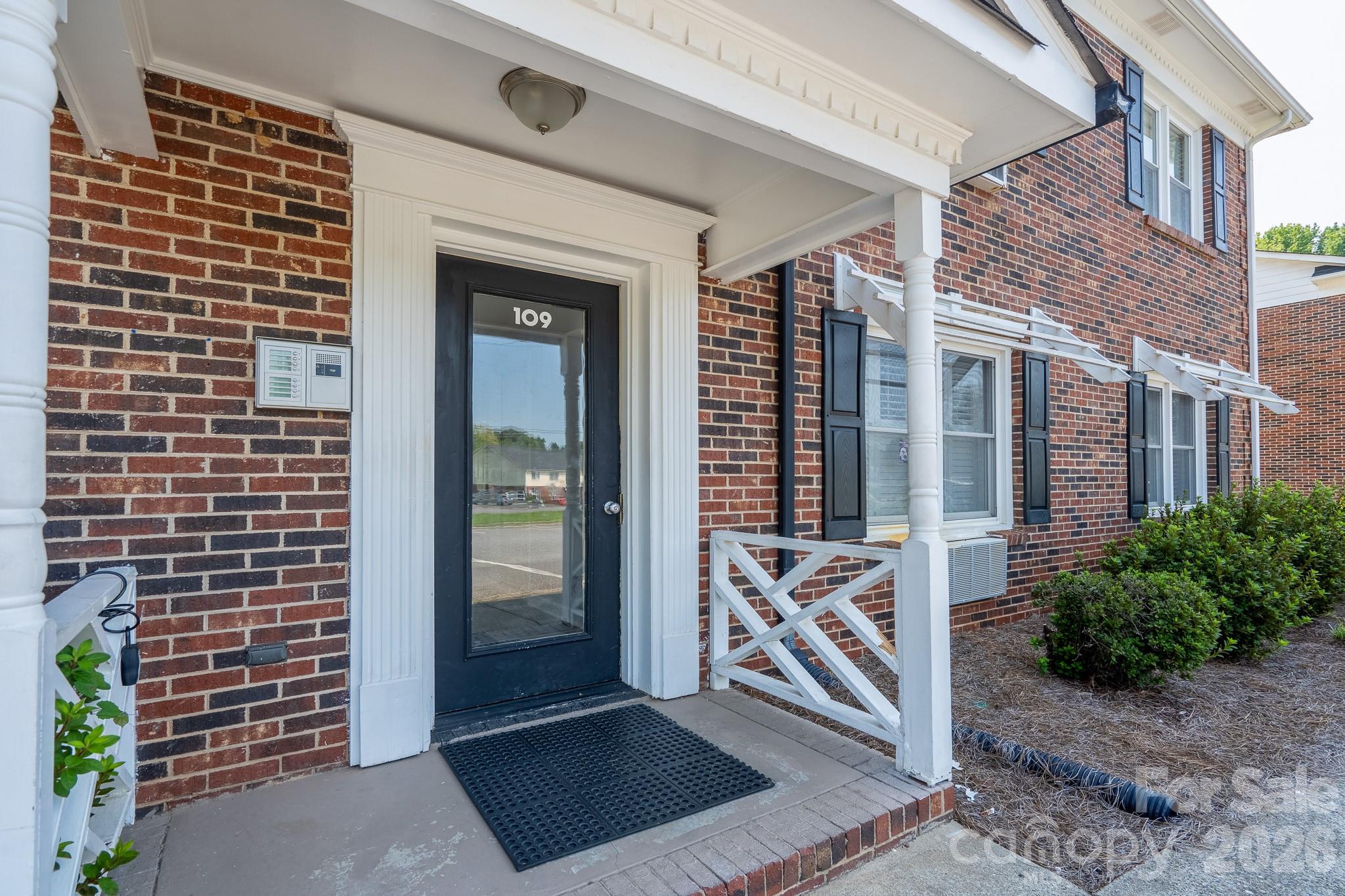109 Stroupe Road E — photo