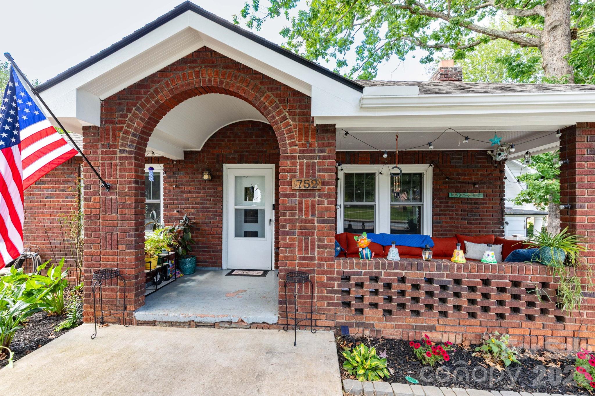 752 Fairview Road — photo