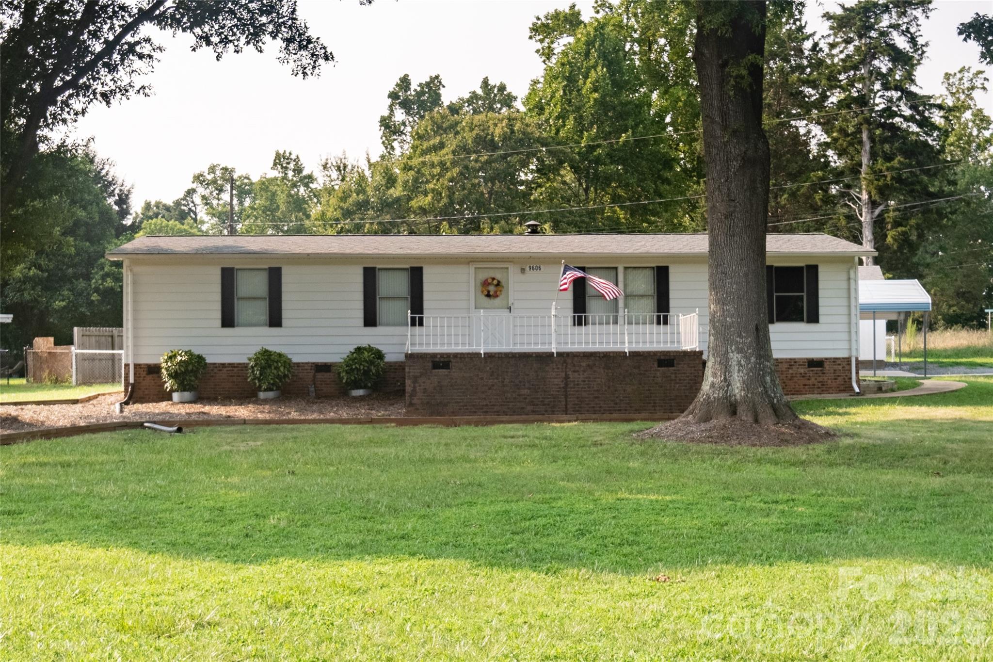 9606 Walkers Ferry Road — photo