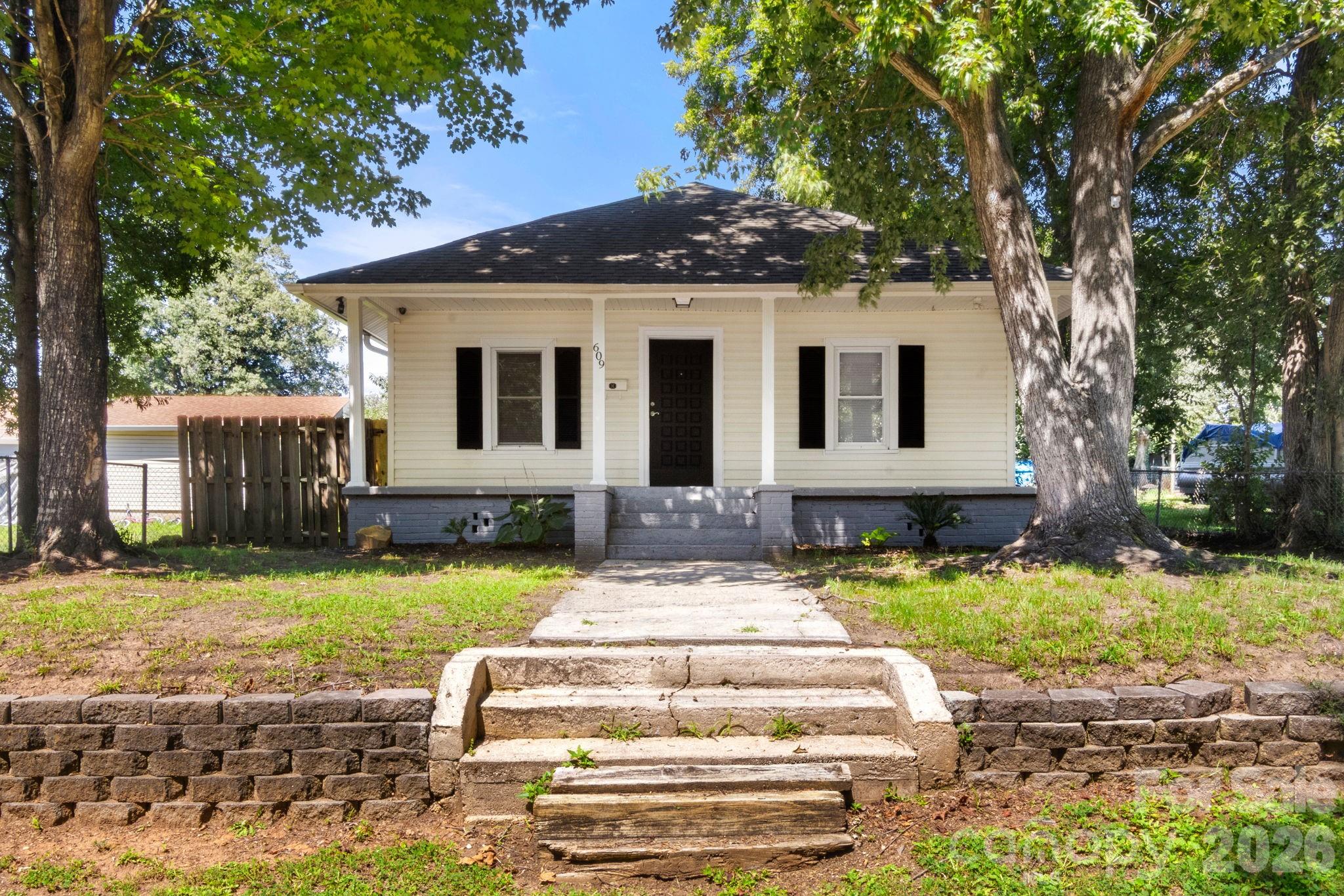 609 S Oak Street — photo