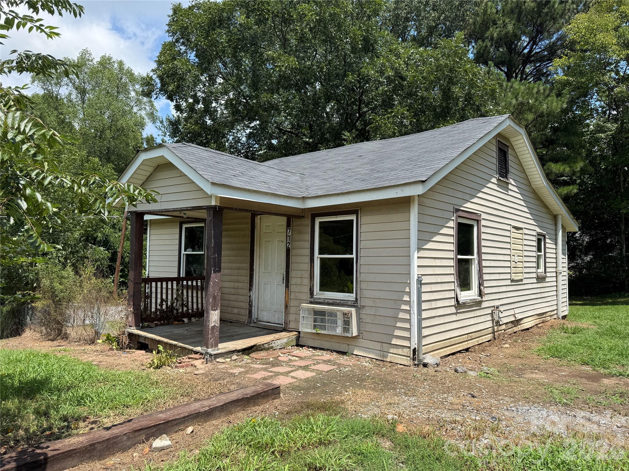 712 N Myrtle Street — photo