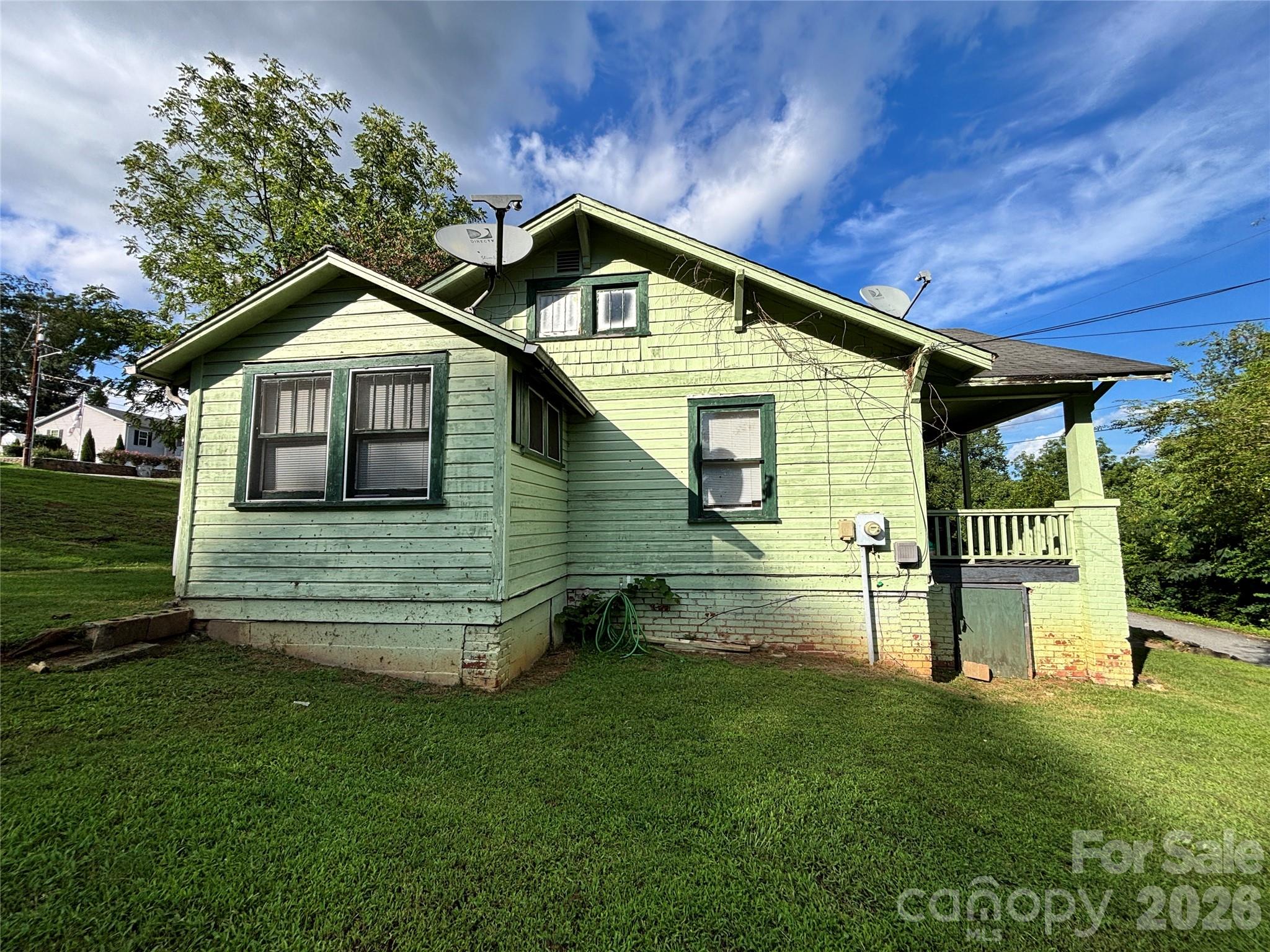 1102 Regal Place NW — photo
