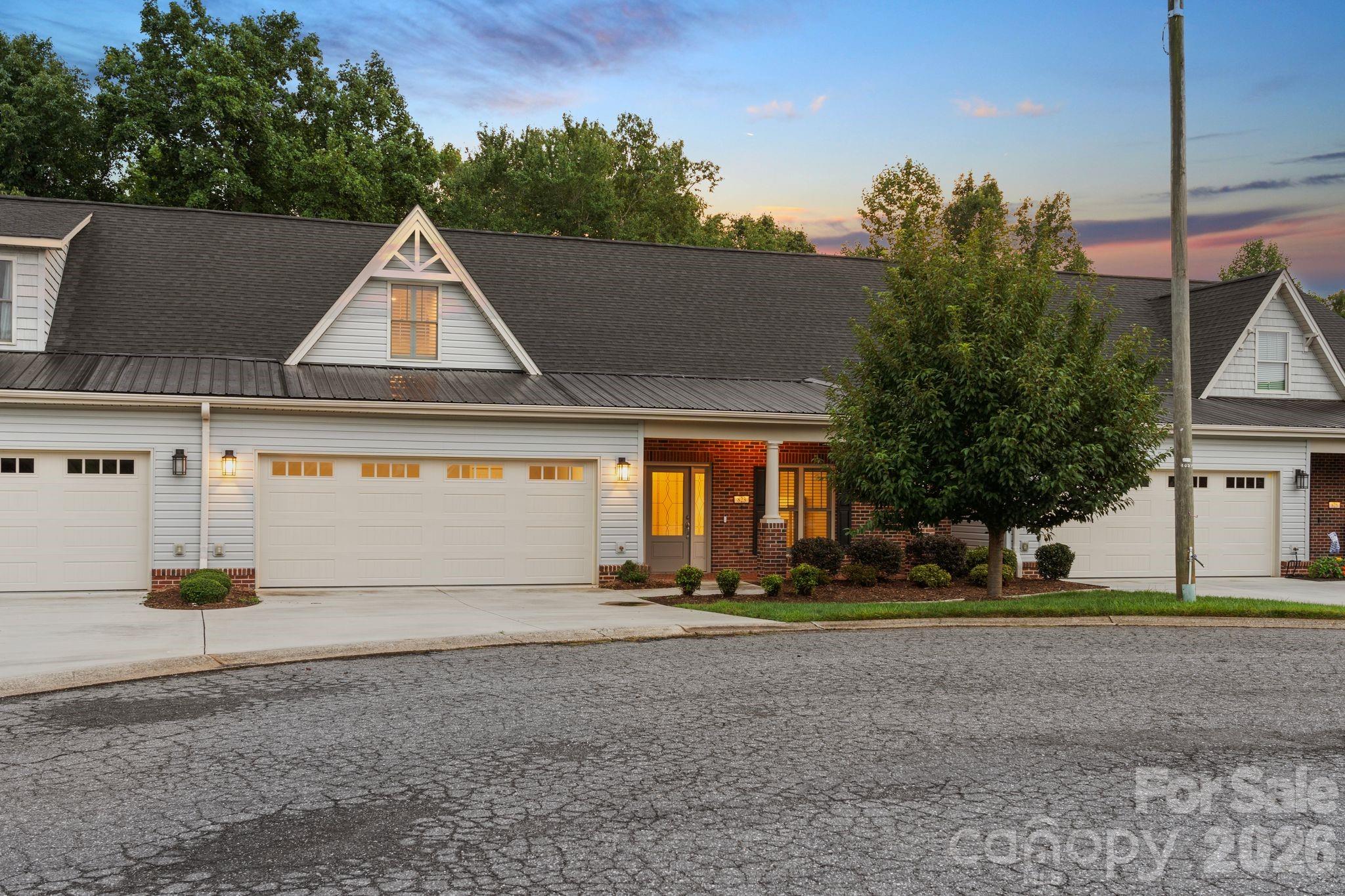 823 Iris Lane — photo