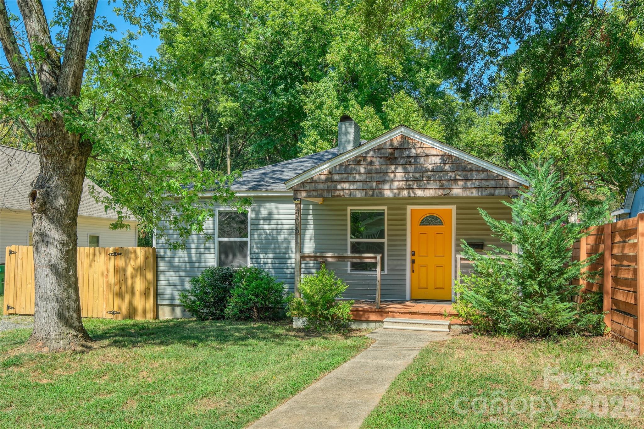 806 Cantwell Street — photo
