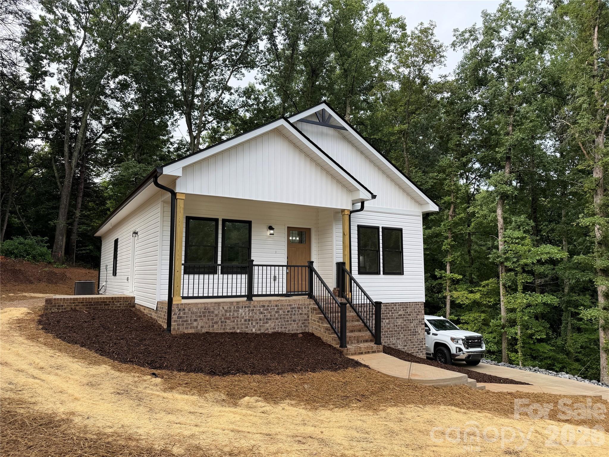 1135 Pinebrook Avenue SE — photo