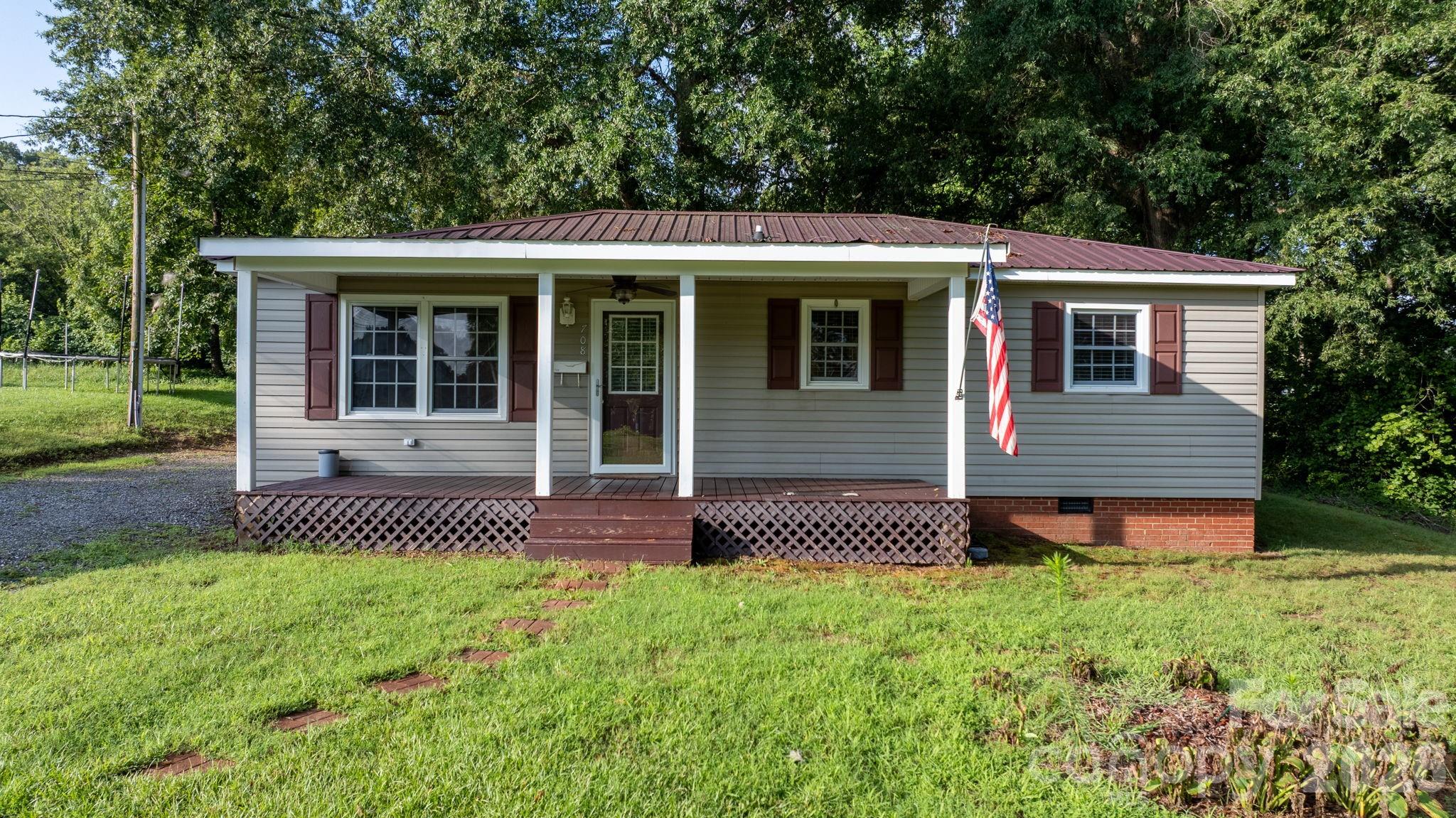 708 E Klutz Street — photo