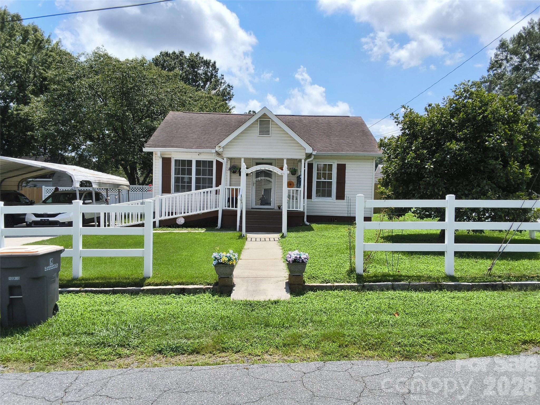 1200 Woodlawn Street — photo