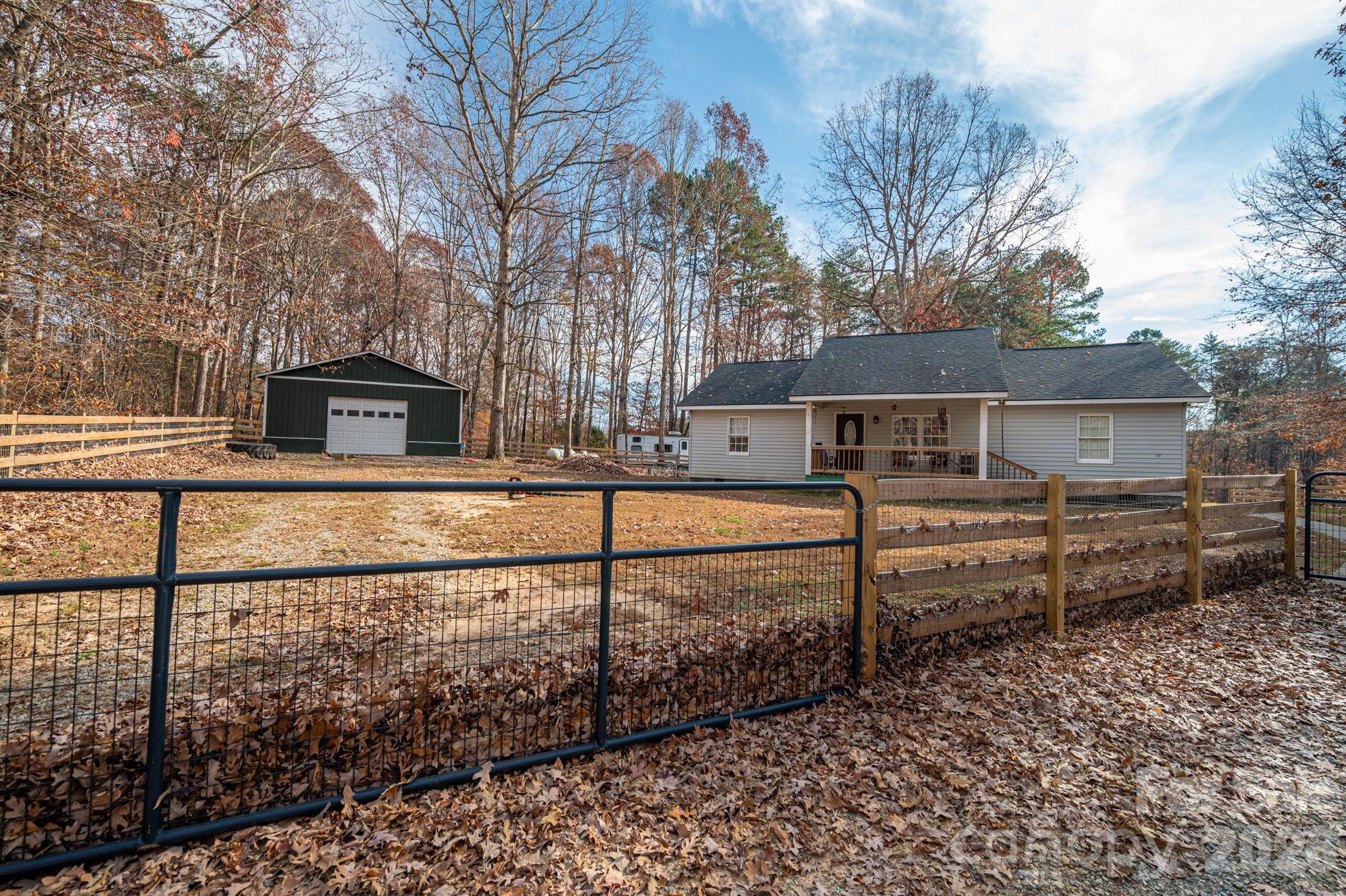 1011 Lester Trail — photo
