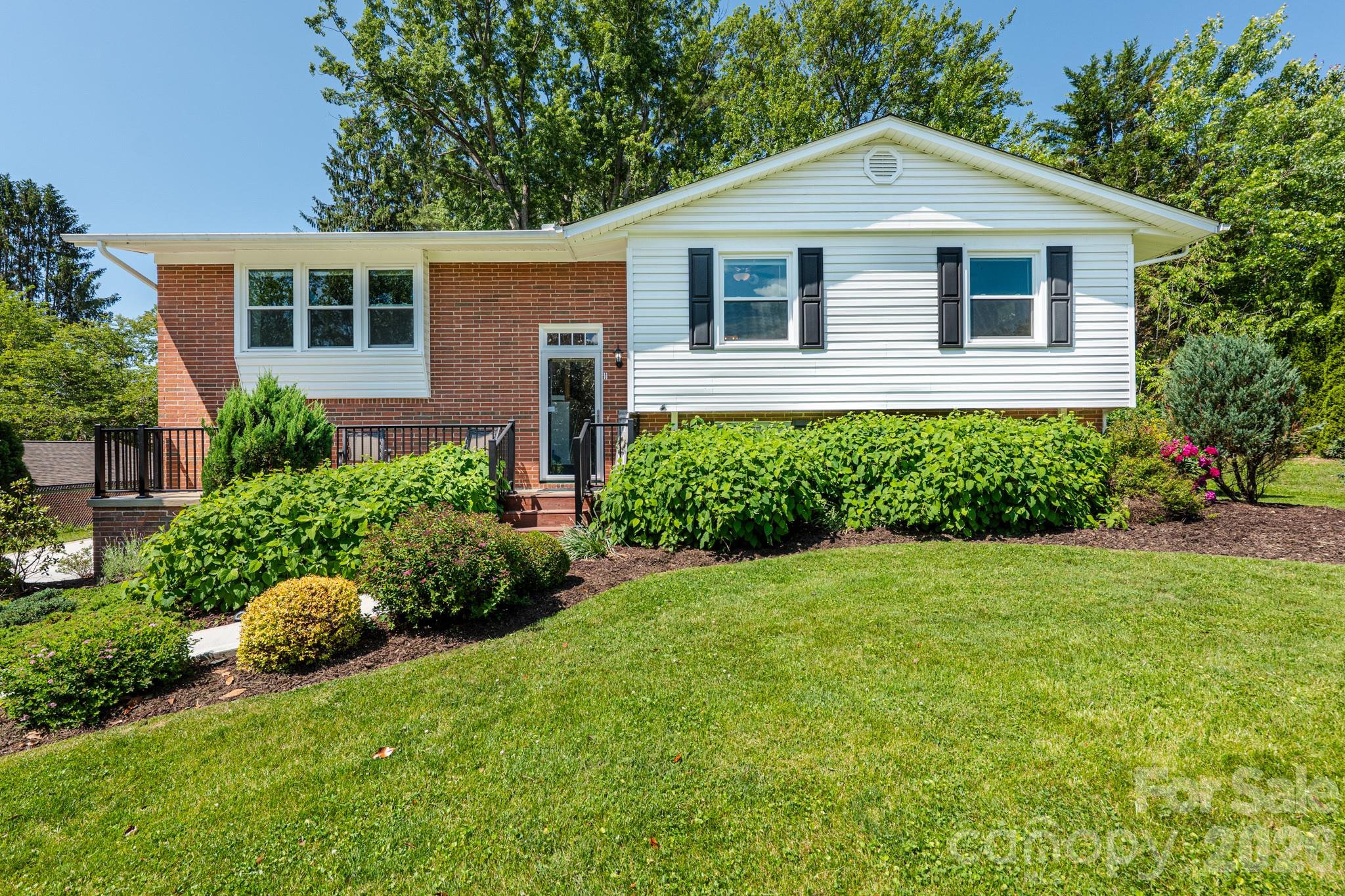 11 Summit Drive — photo