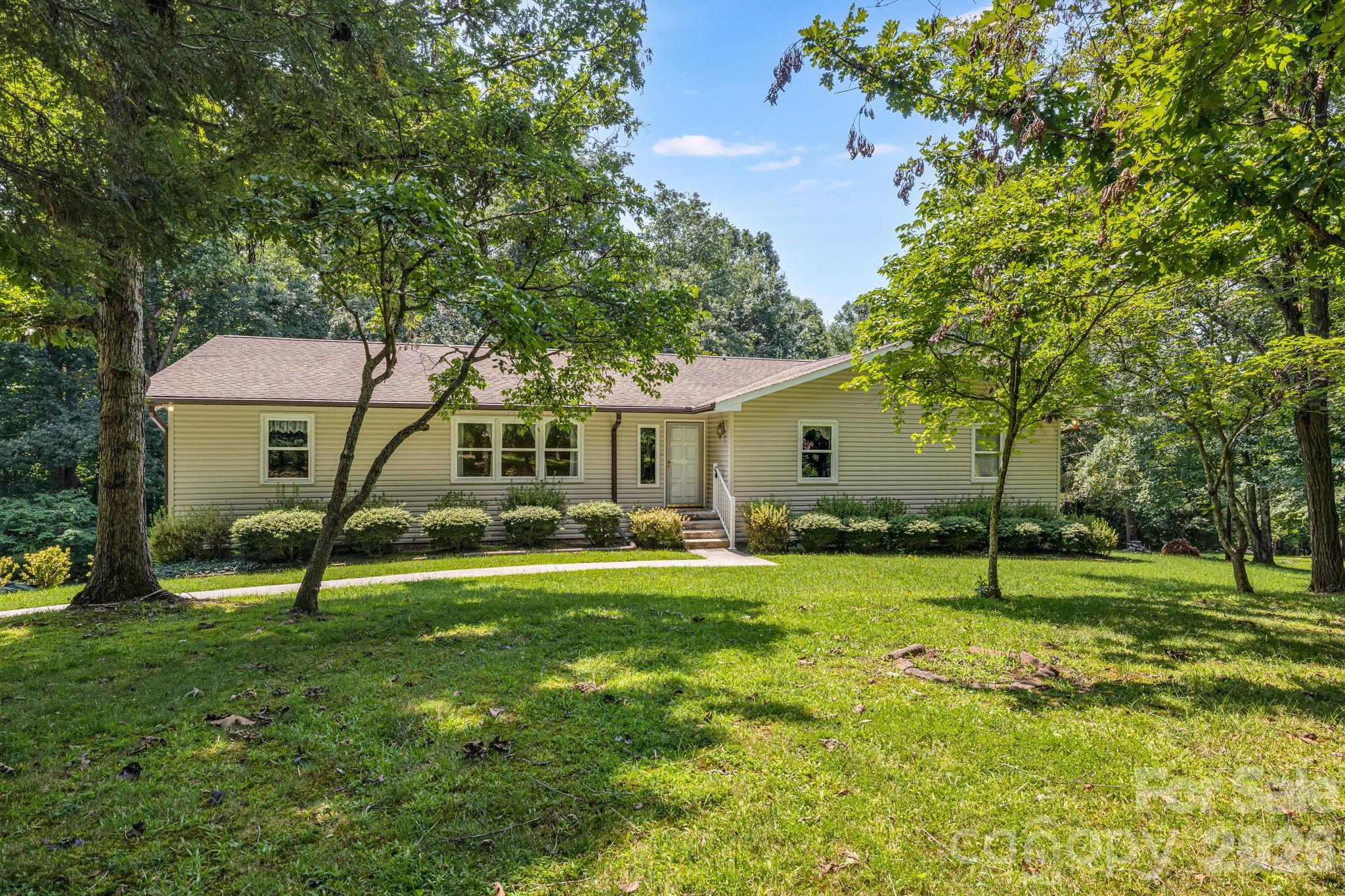11 E Ridgeway Drive — photo
