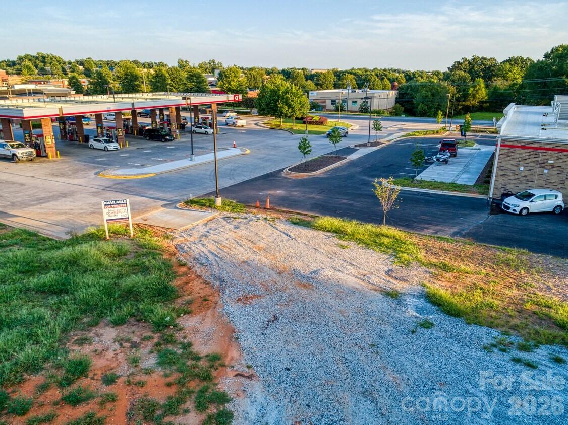 690 River Highway 2 — photo