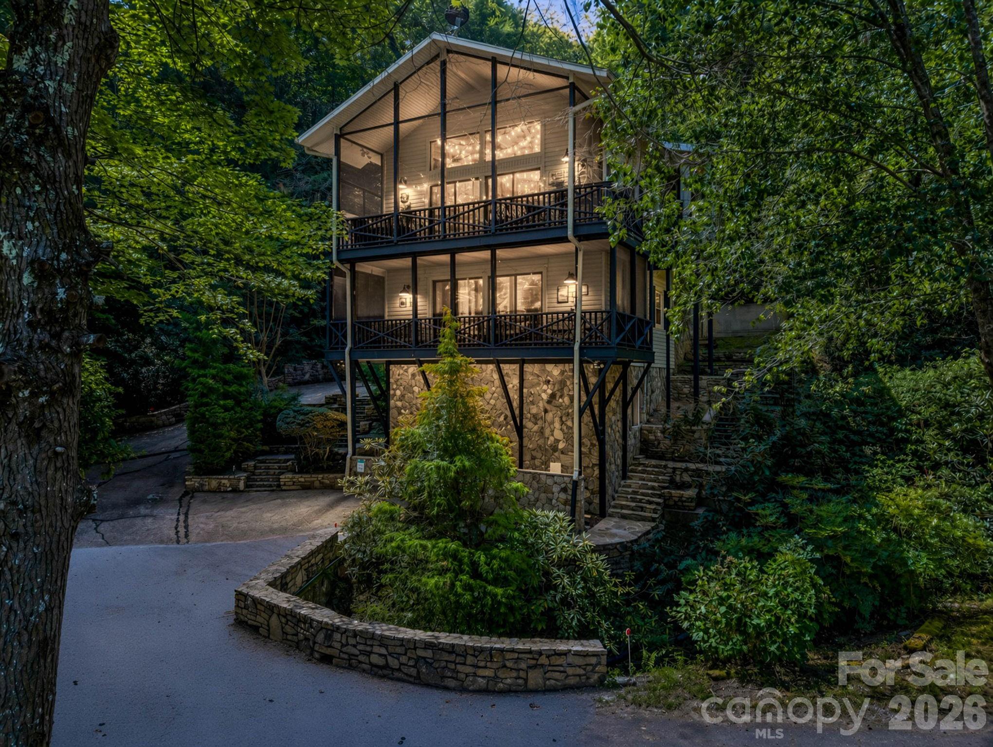 485 Grandview Drive — photo