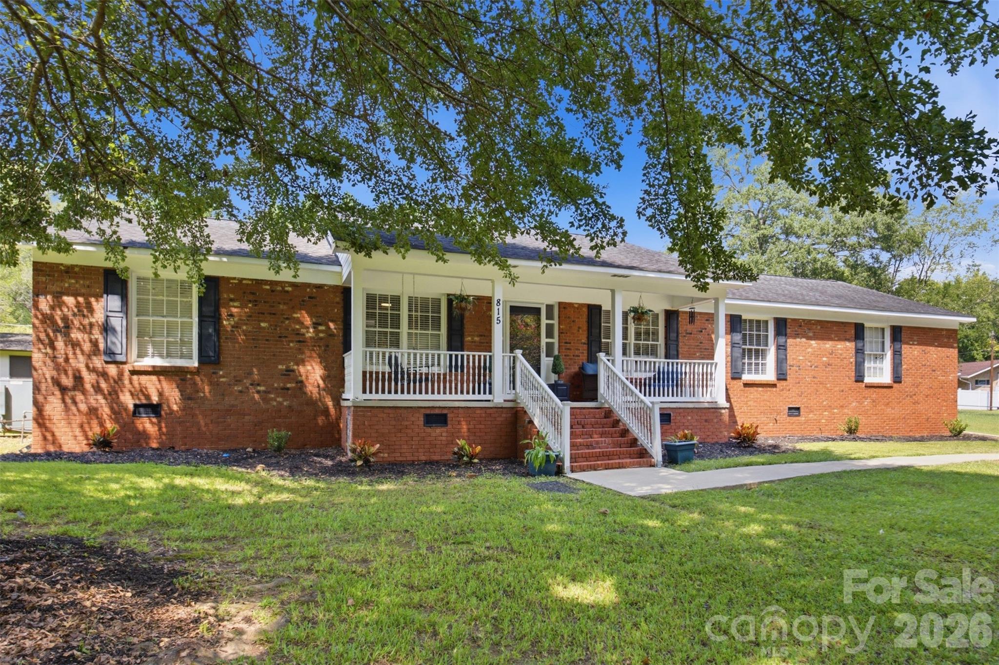 815 Lakeside Circle — photo