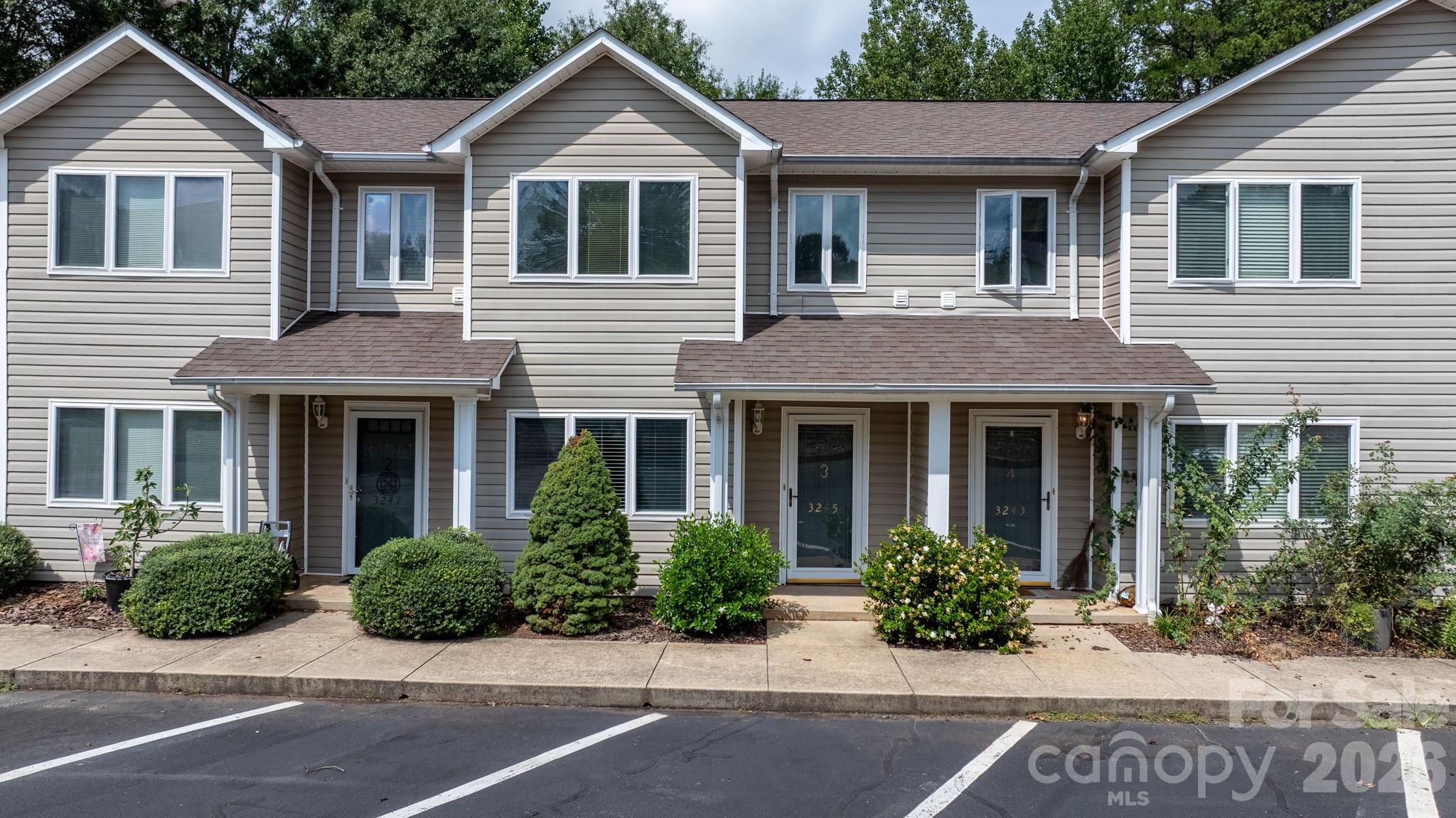 3245 White Oak Court — photo