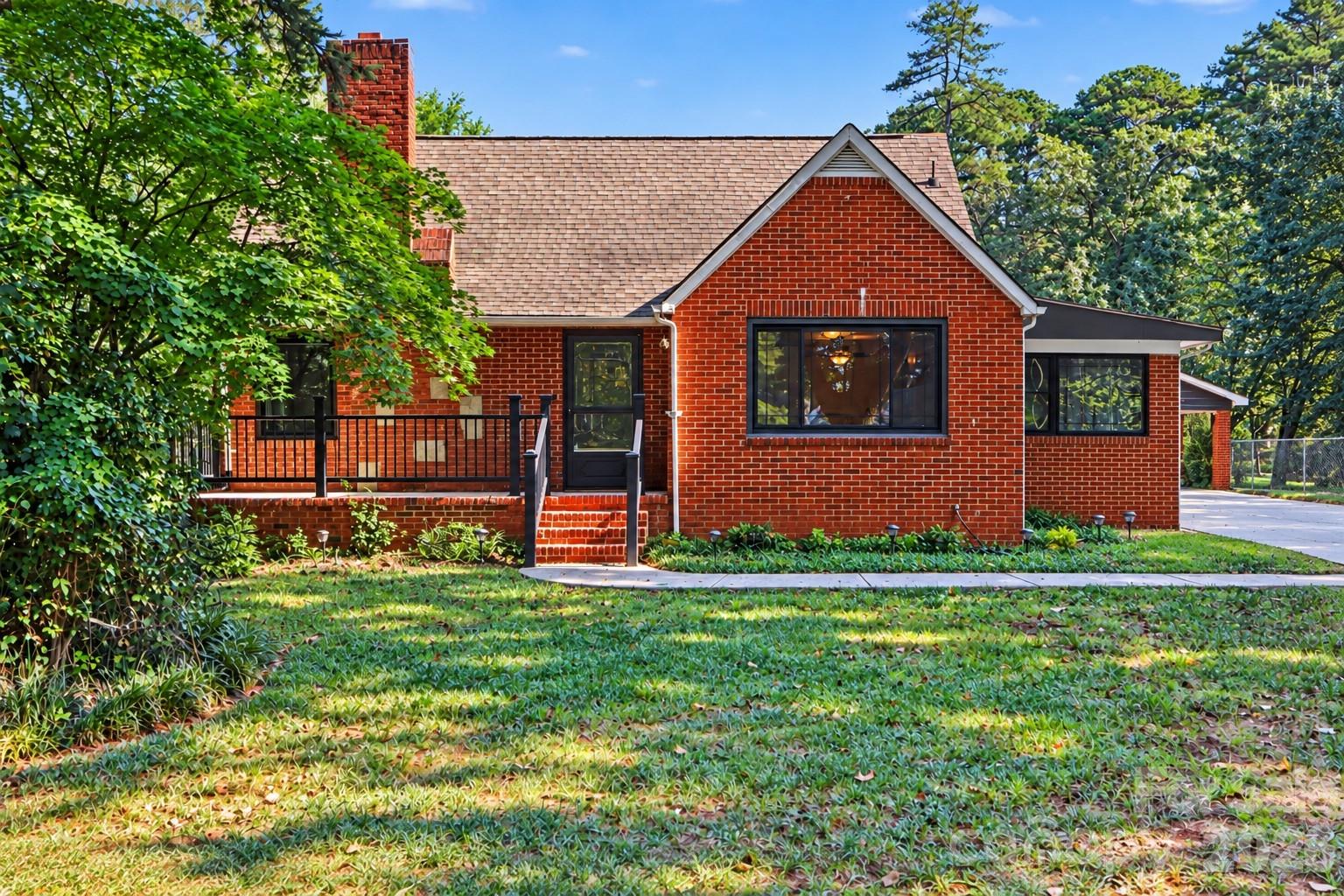 5528 Oak Drive — photo
