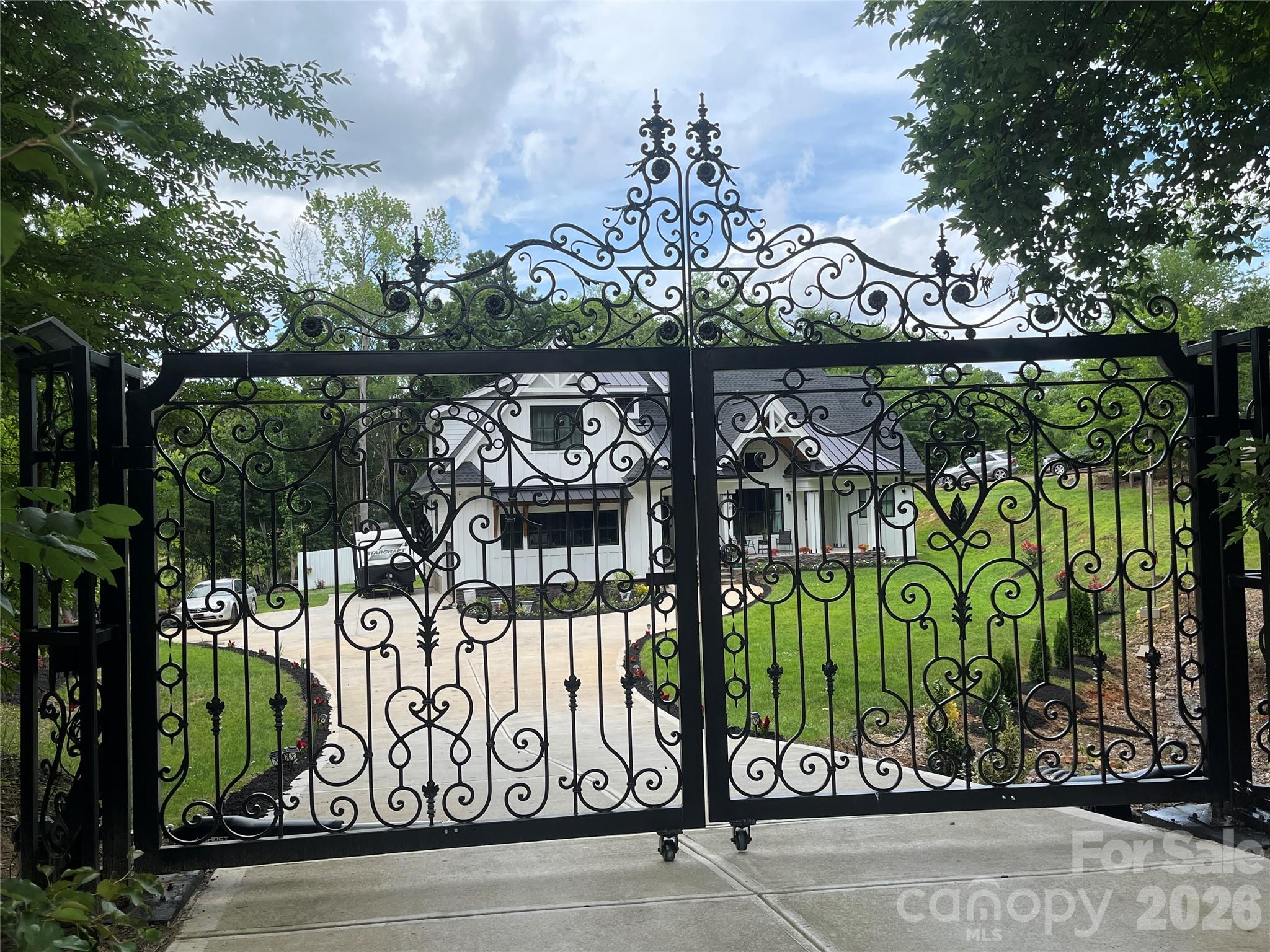 900 Houston Heights Road — photo