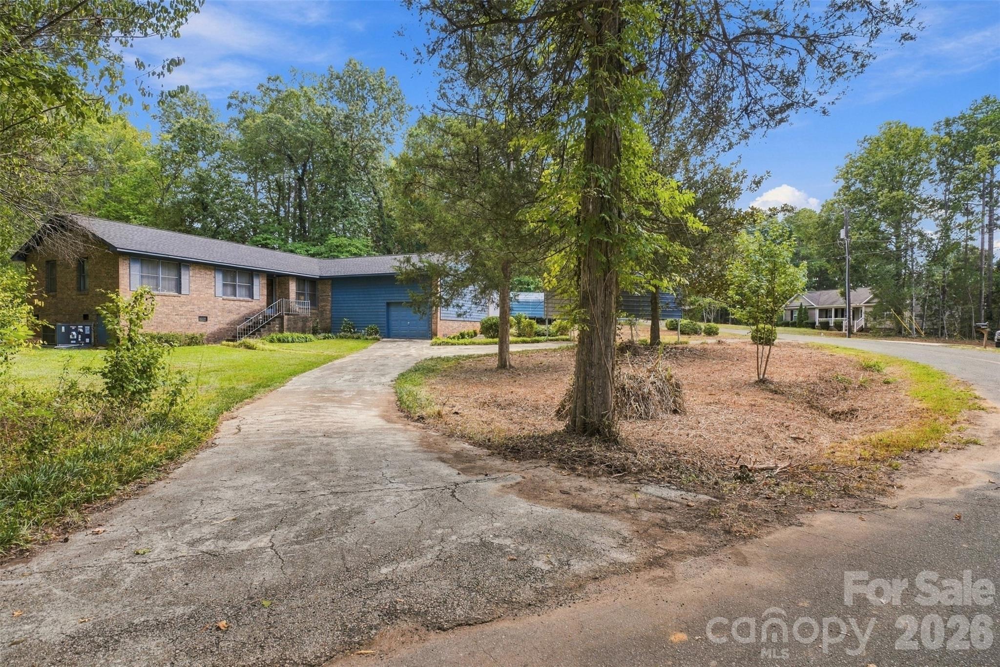 5559 Hillsdale Street — photo