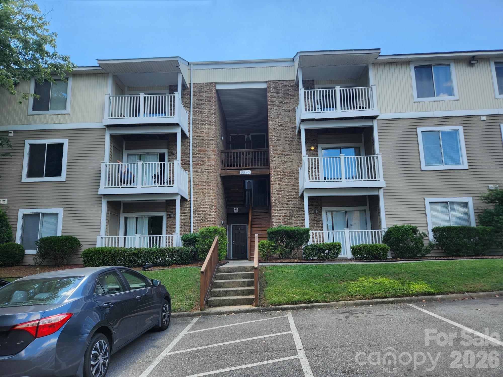 9523 University Terrace Drive — photo