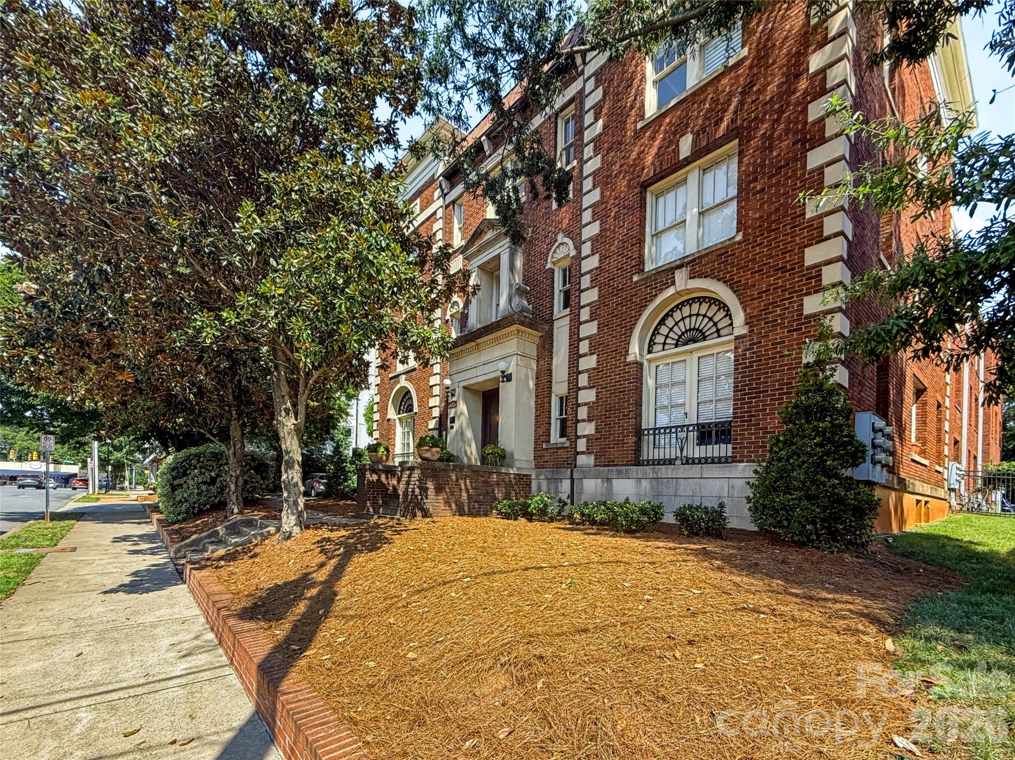 712 Louise Avenue 203 — photo