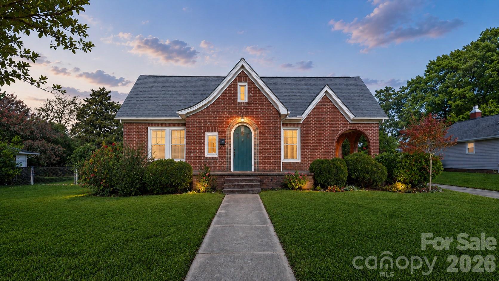 552 Hyde Park Drive NE — photo