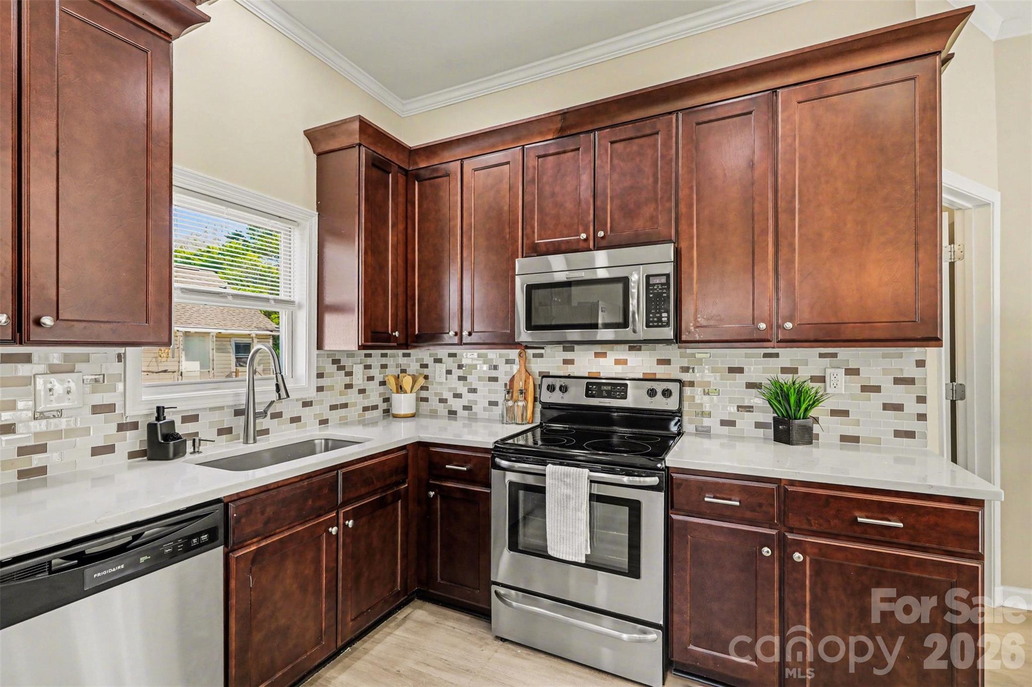 118 Glen Rae Street SW — photo