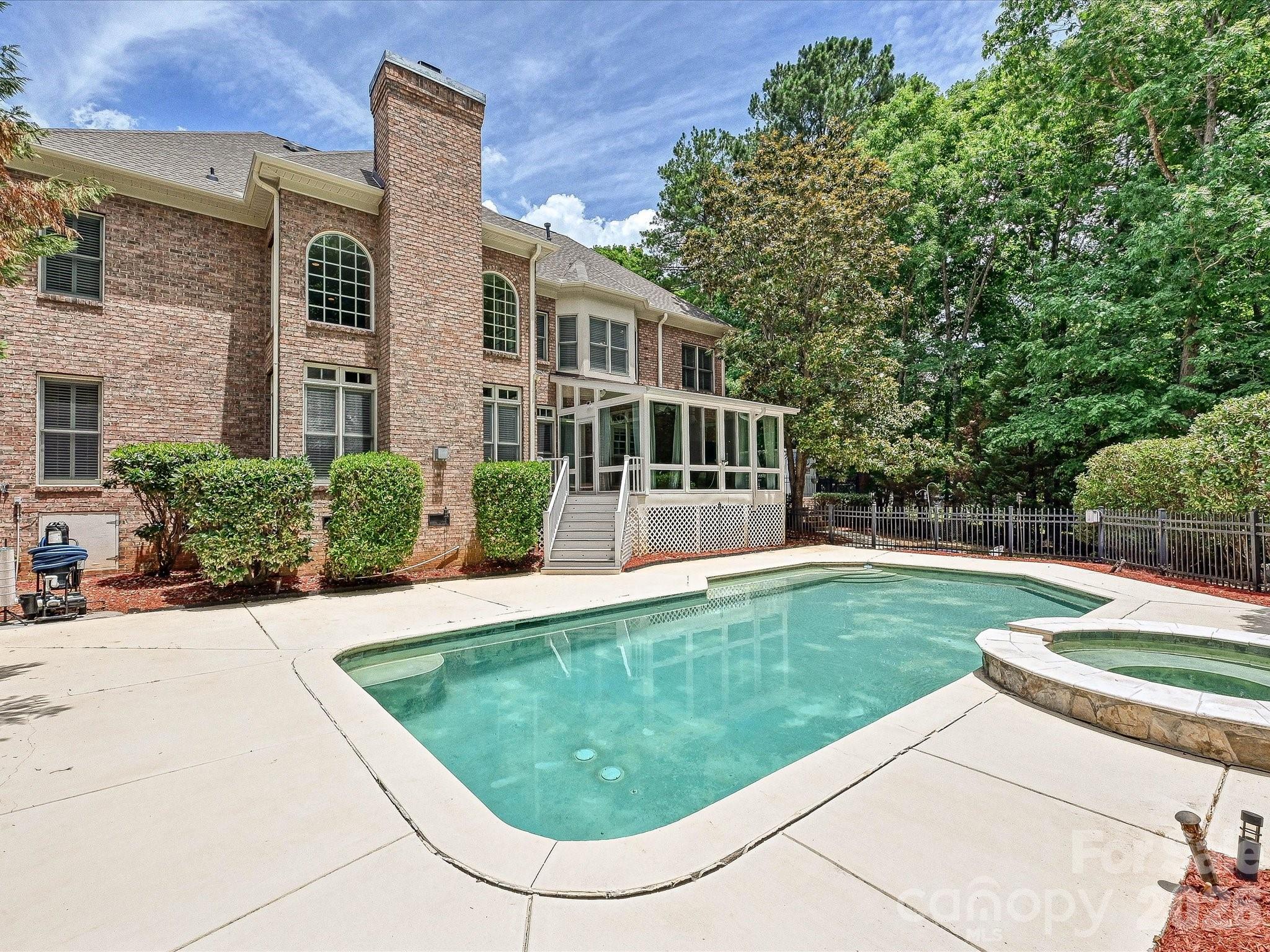 2744 W Pinewood Road — photo