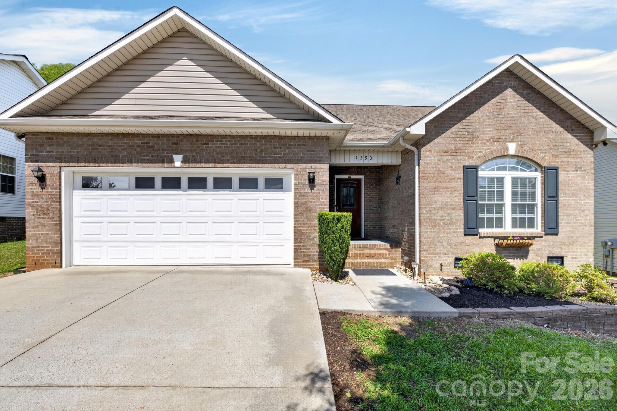 1590 Mayfair Drive — photo