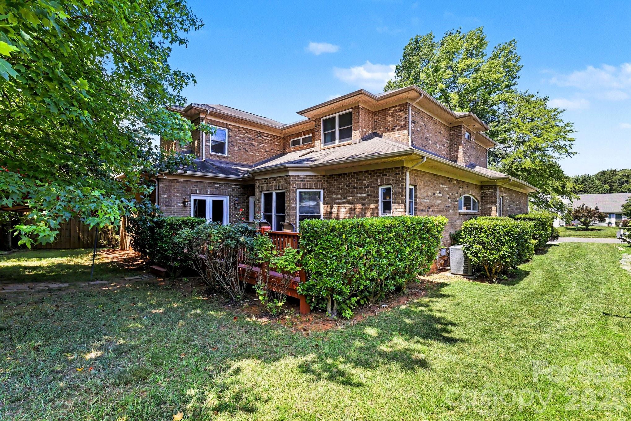 10130 Fairlea Drive — photo