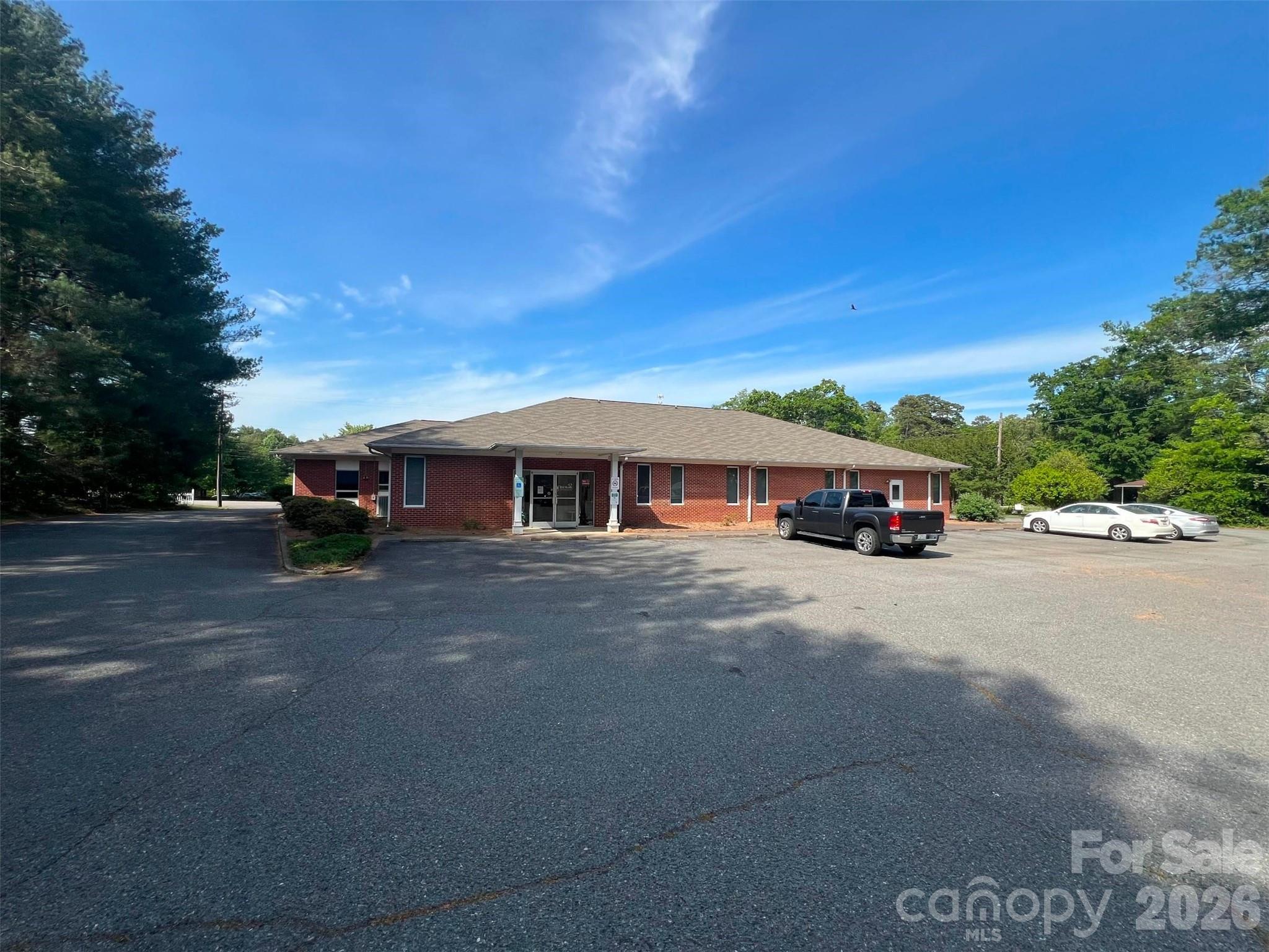 320 E Lee Avenue — photo