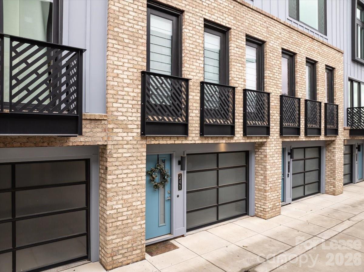 241 Domain Way 15 — photo