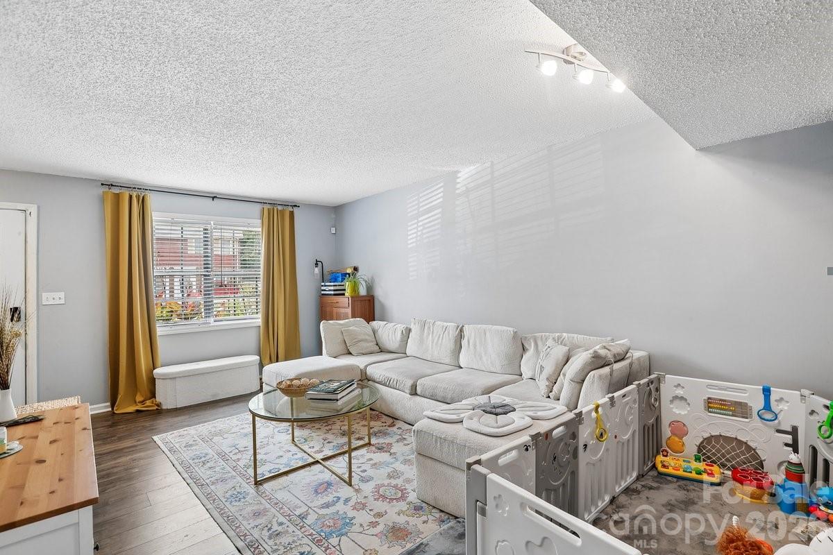 1300 Larchmont Place 303 — photo