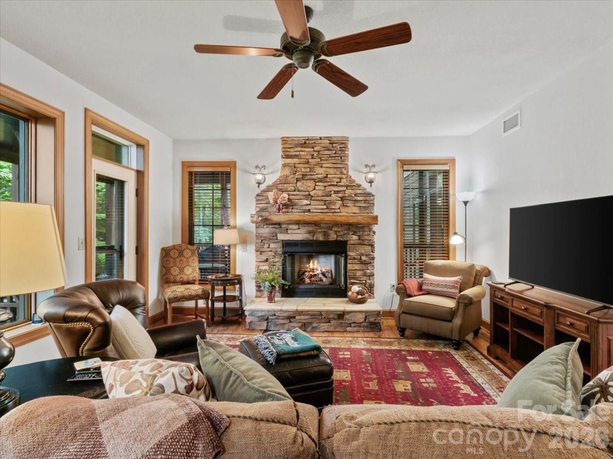 81 Creekside Way F202 — photo