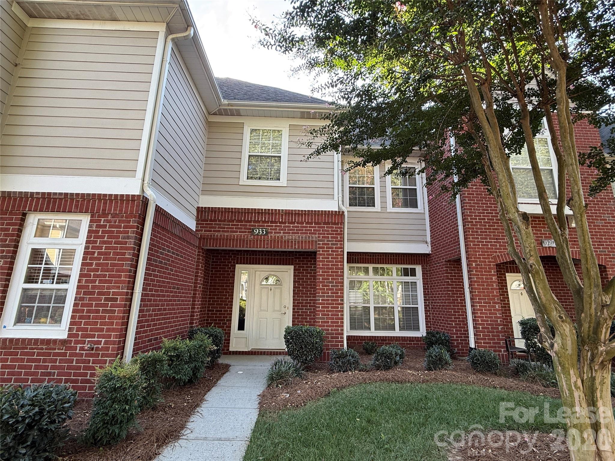 933 Central Park Circle — photo