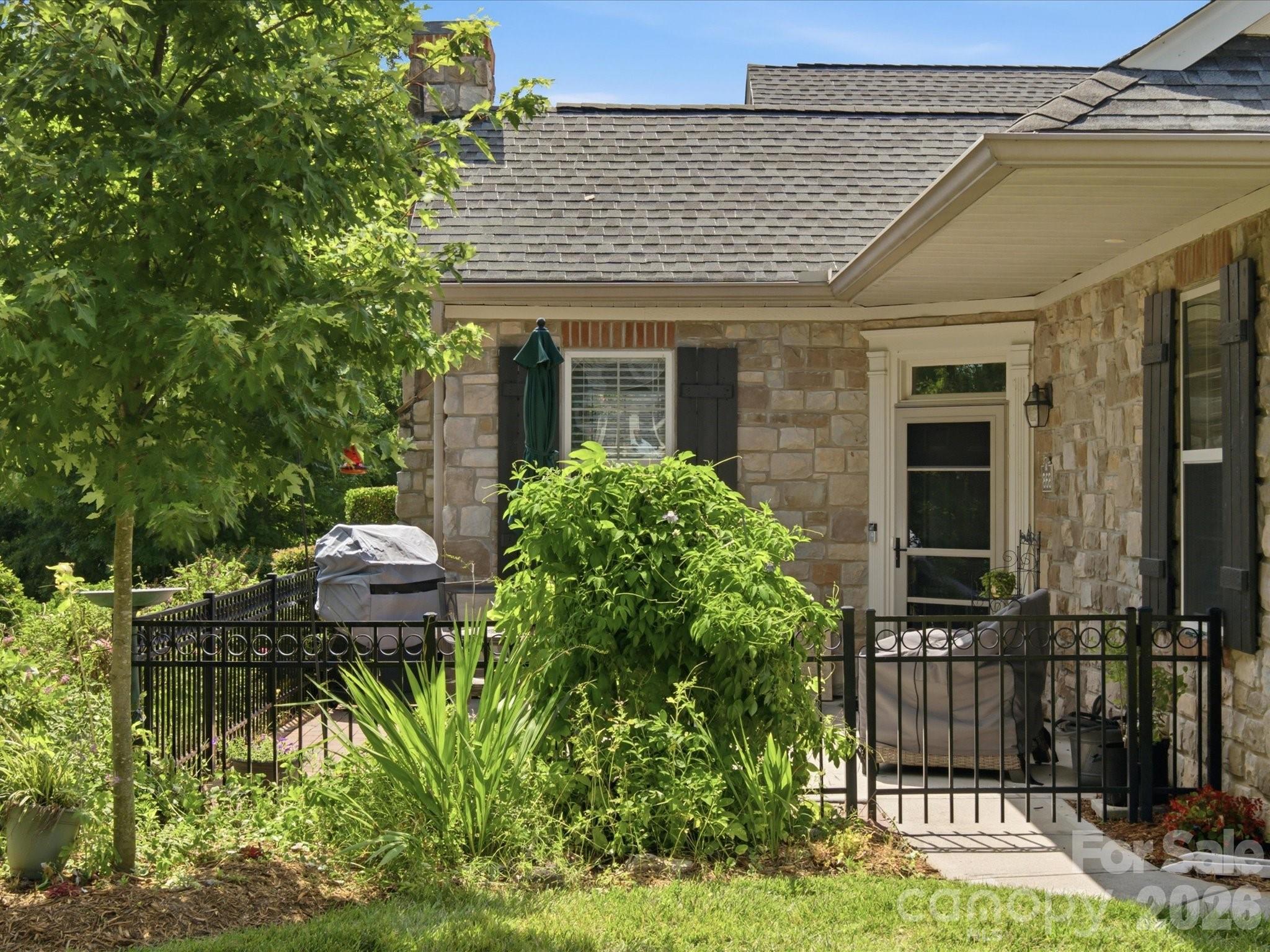868 Ledgestone Court — photo