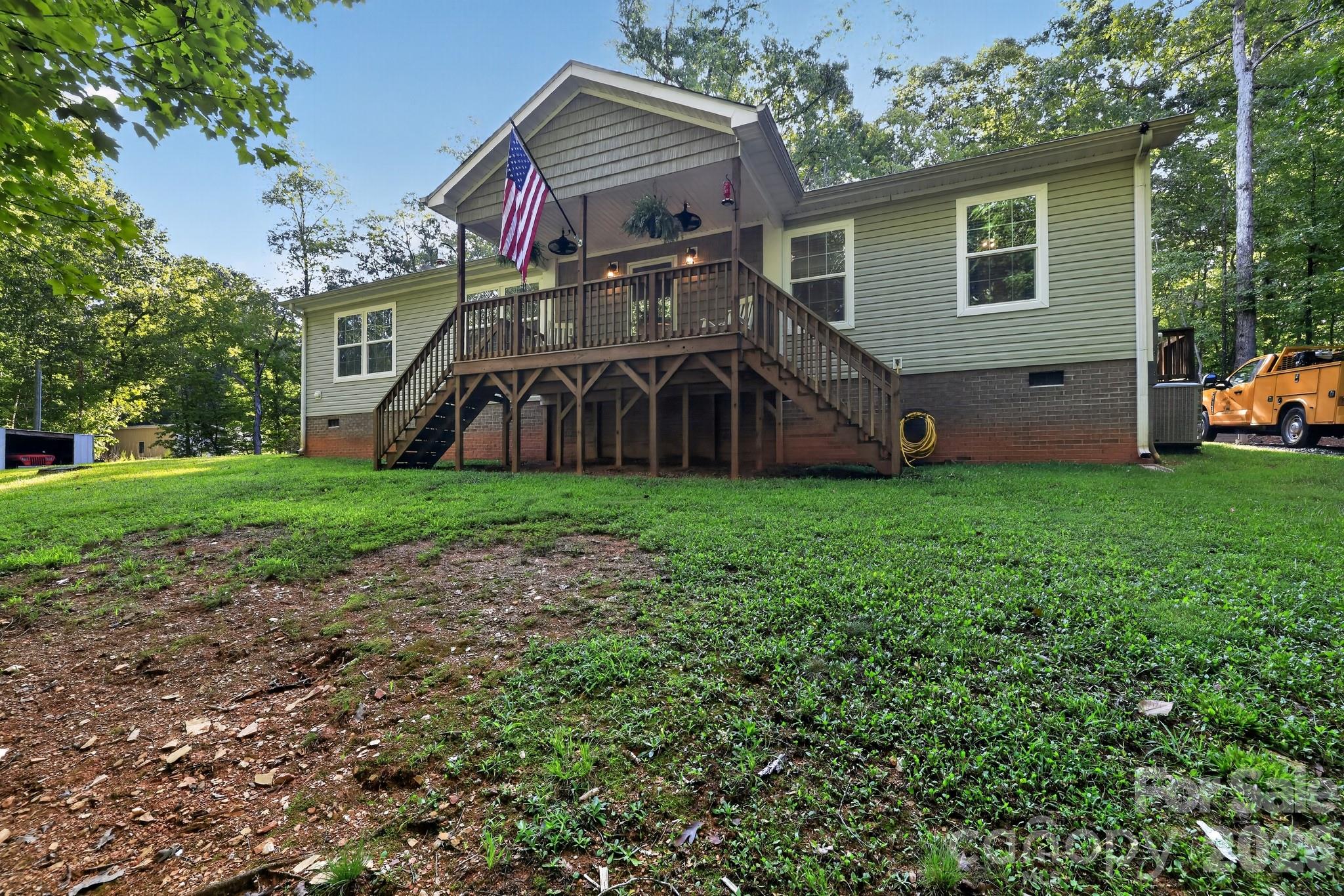 140 Fernwood Court — photo