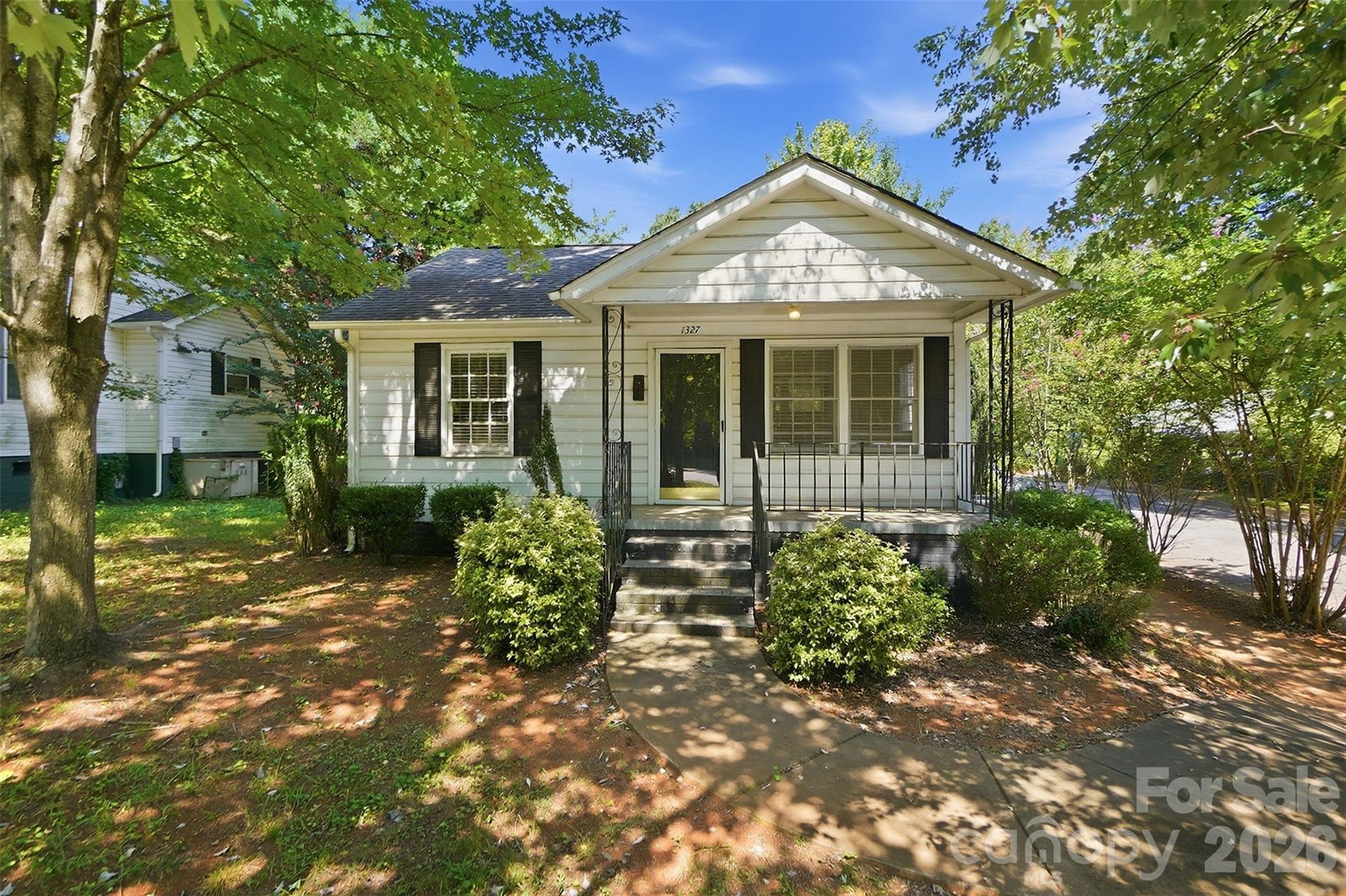 1327 Eden Terrace — photo