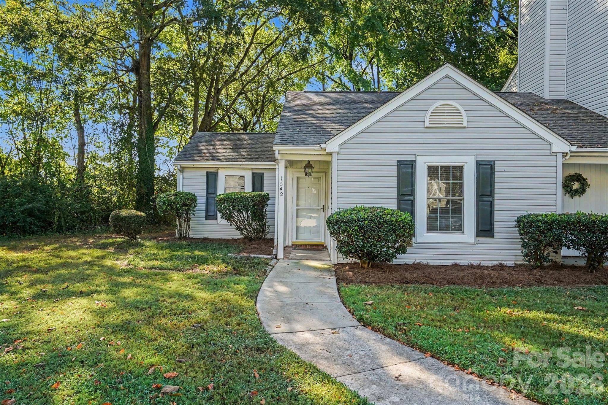 1542 Hunt Club Court — photo